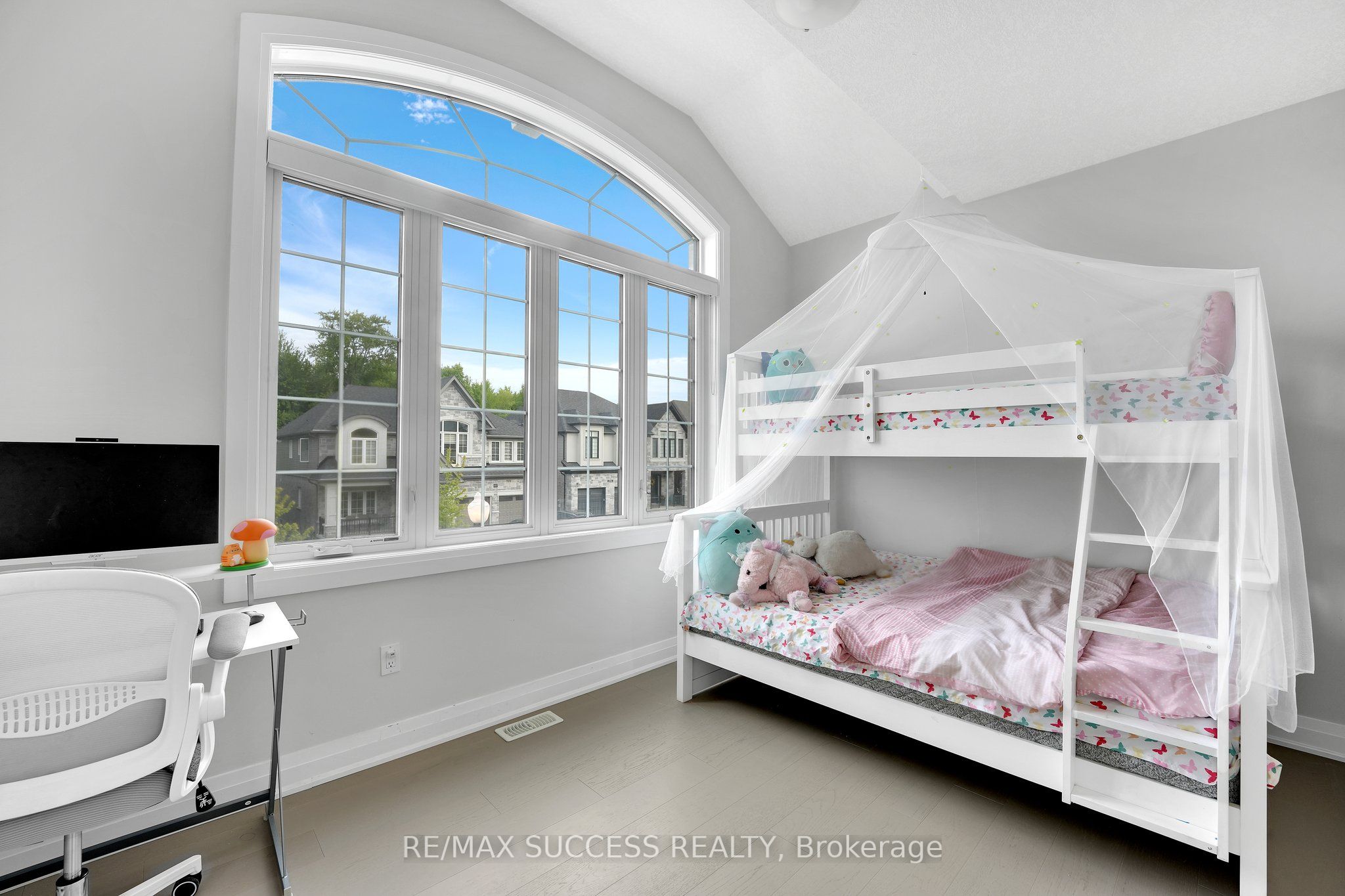 554 Bridgemill Crescent E Property Photo 28