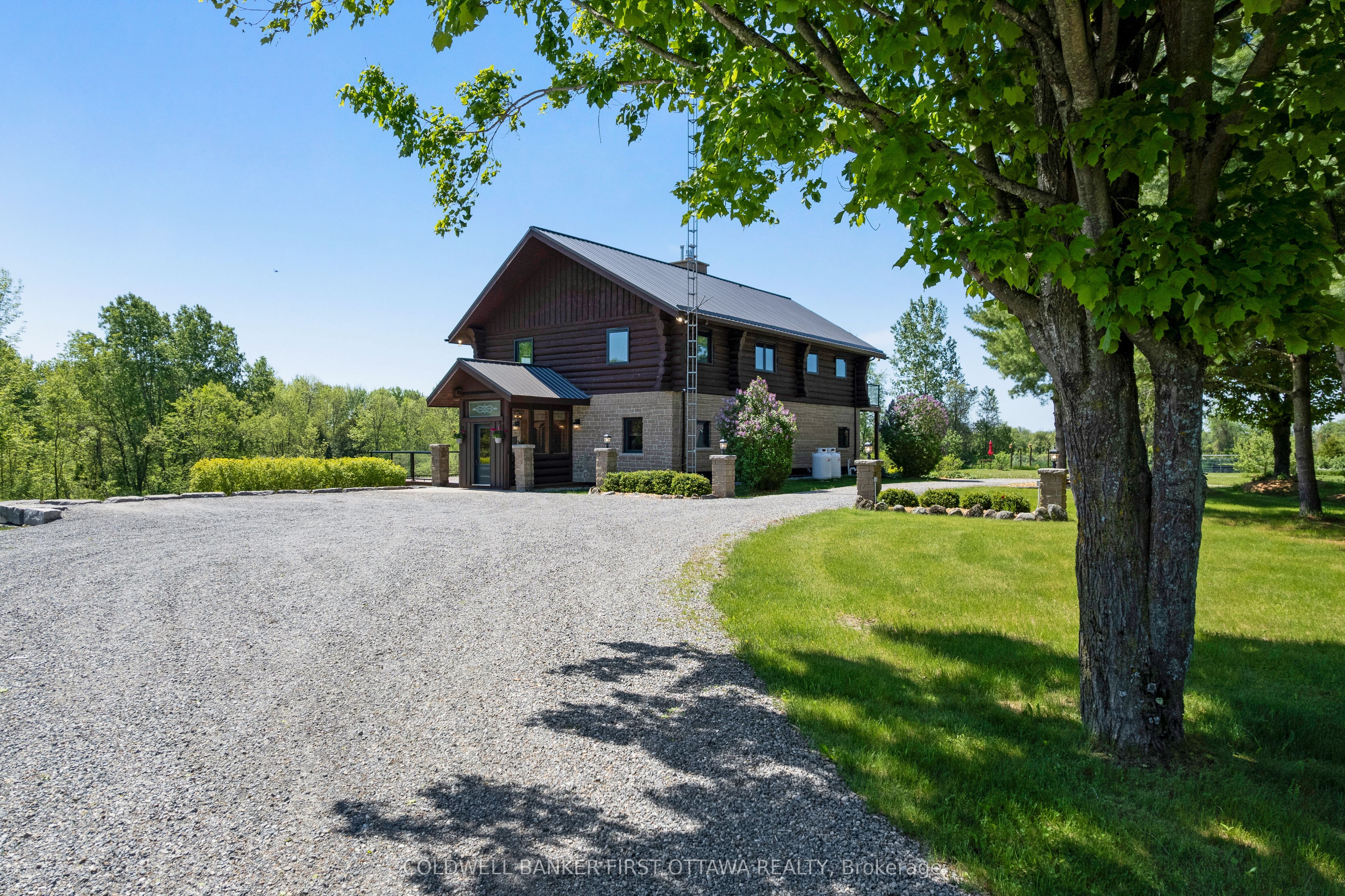 19067 Highway 7 Property Photo 1