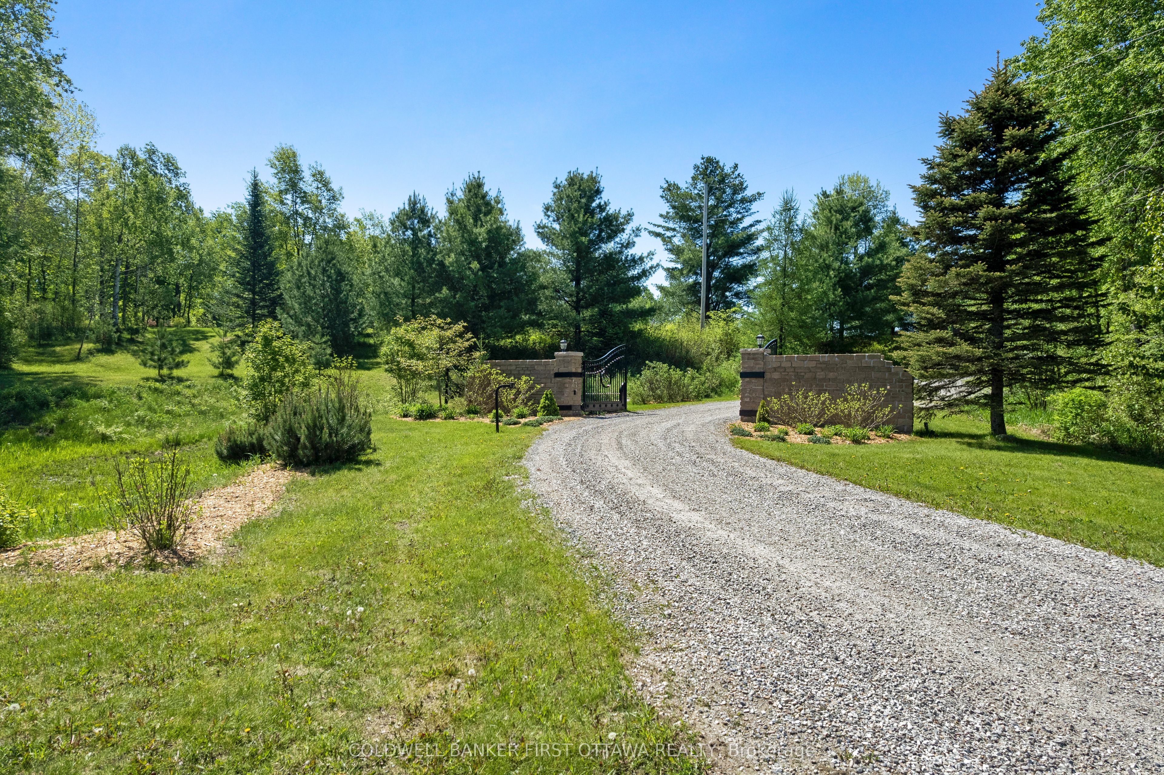 19067 Highway 7 Property Photo 4