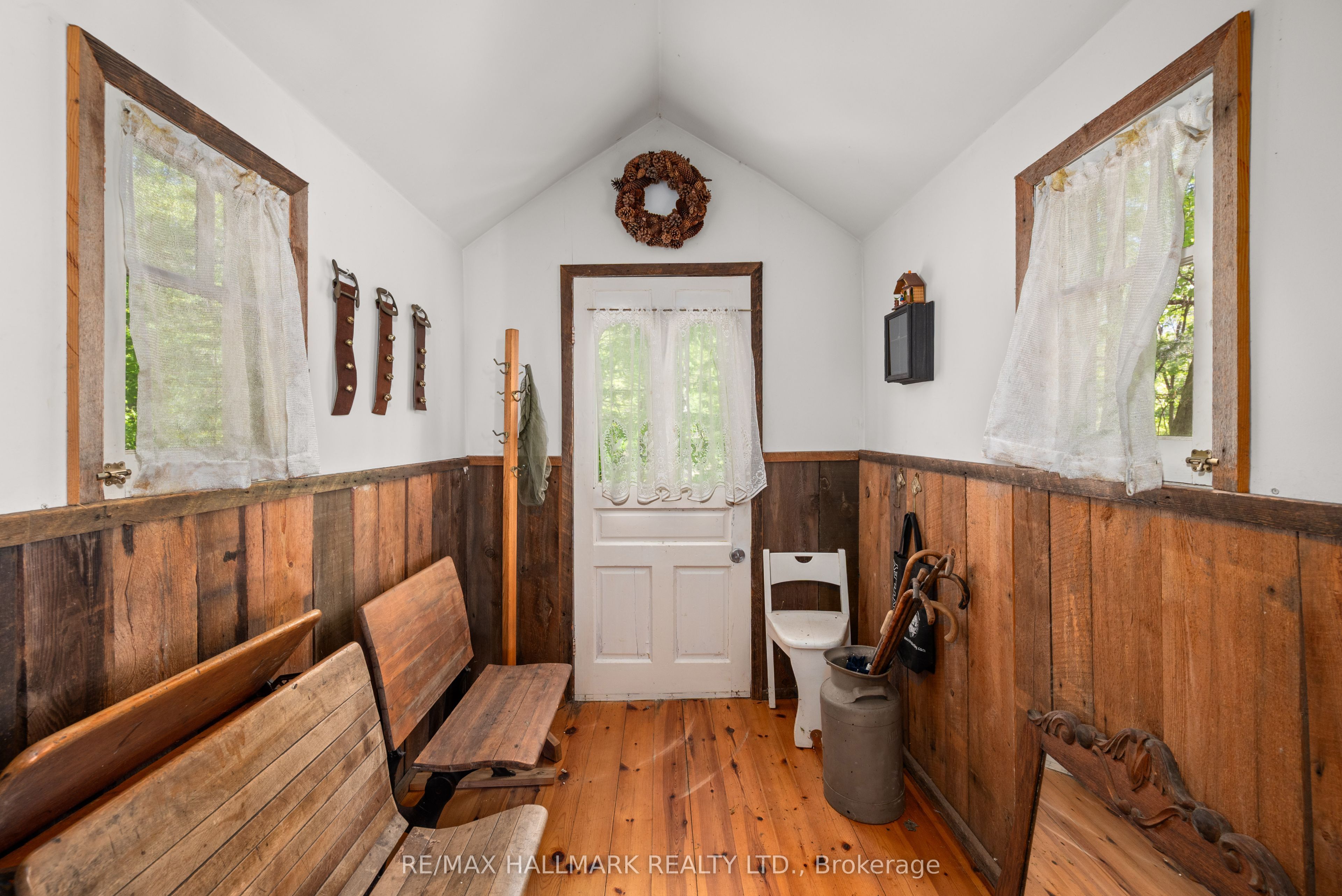 1005 Learners Lane Property Photo 2