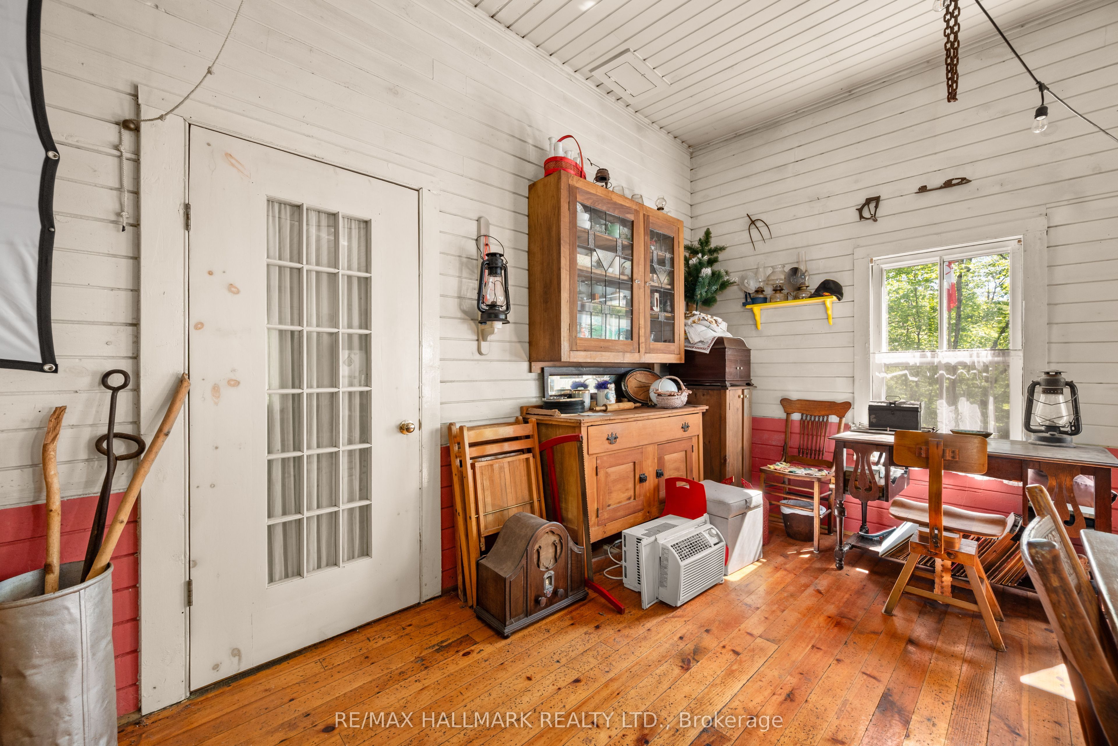 1005 Learners Lane Property Photo 4