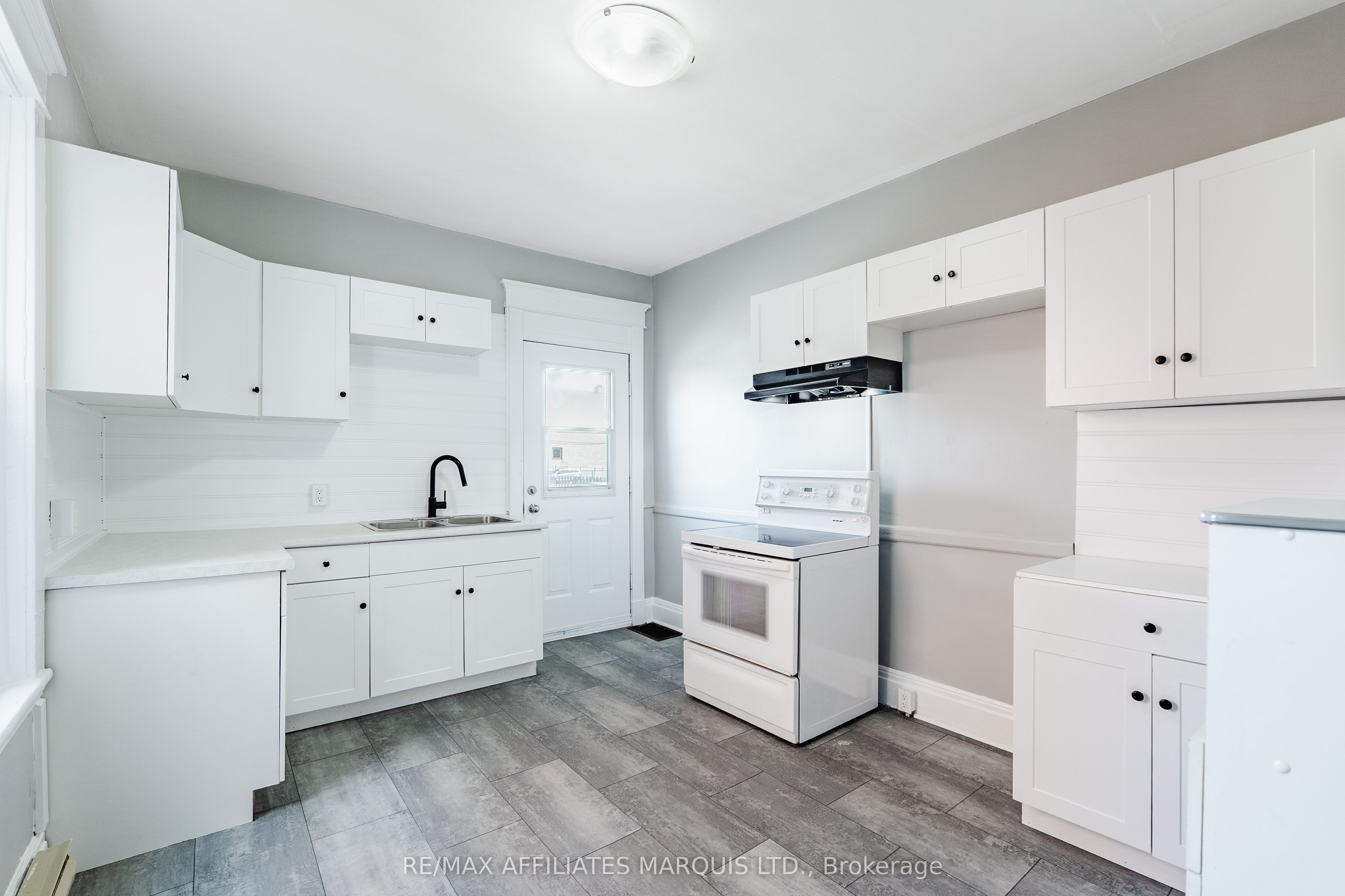 129 First Street W Property Photo 14