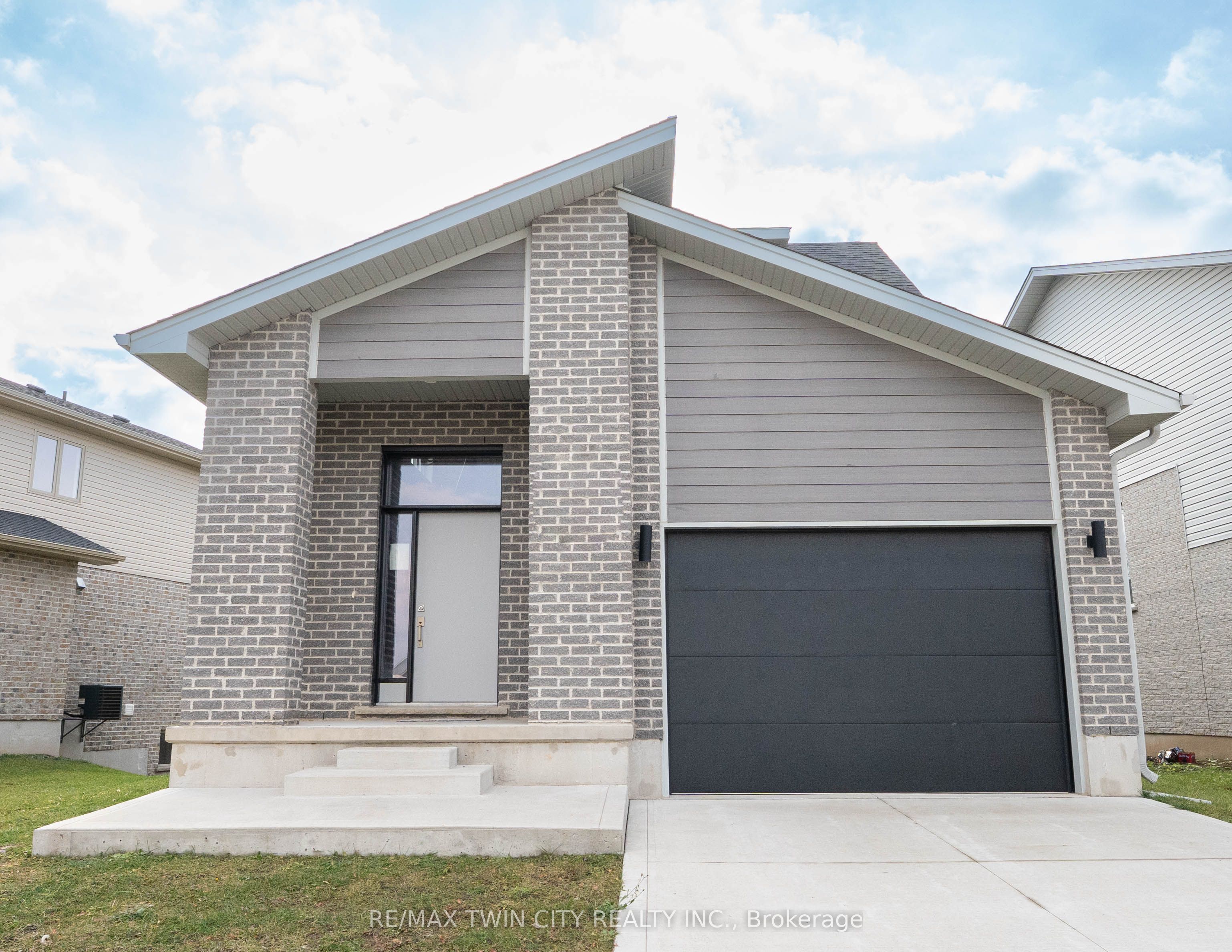 2084 Evans Boulevard Property Photo 1
