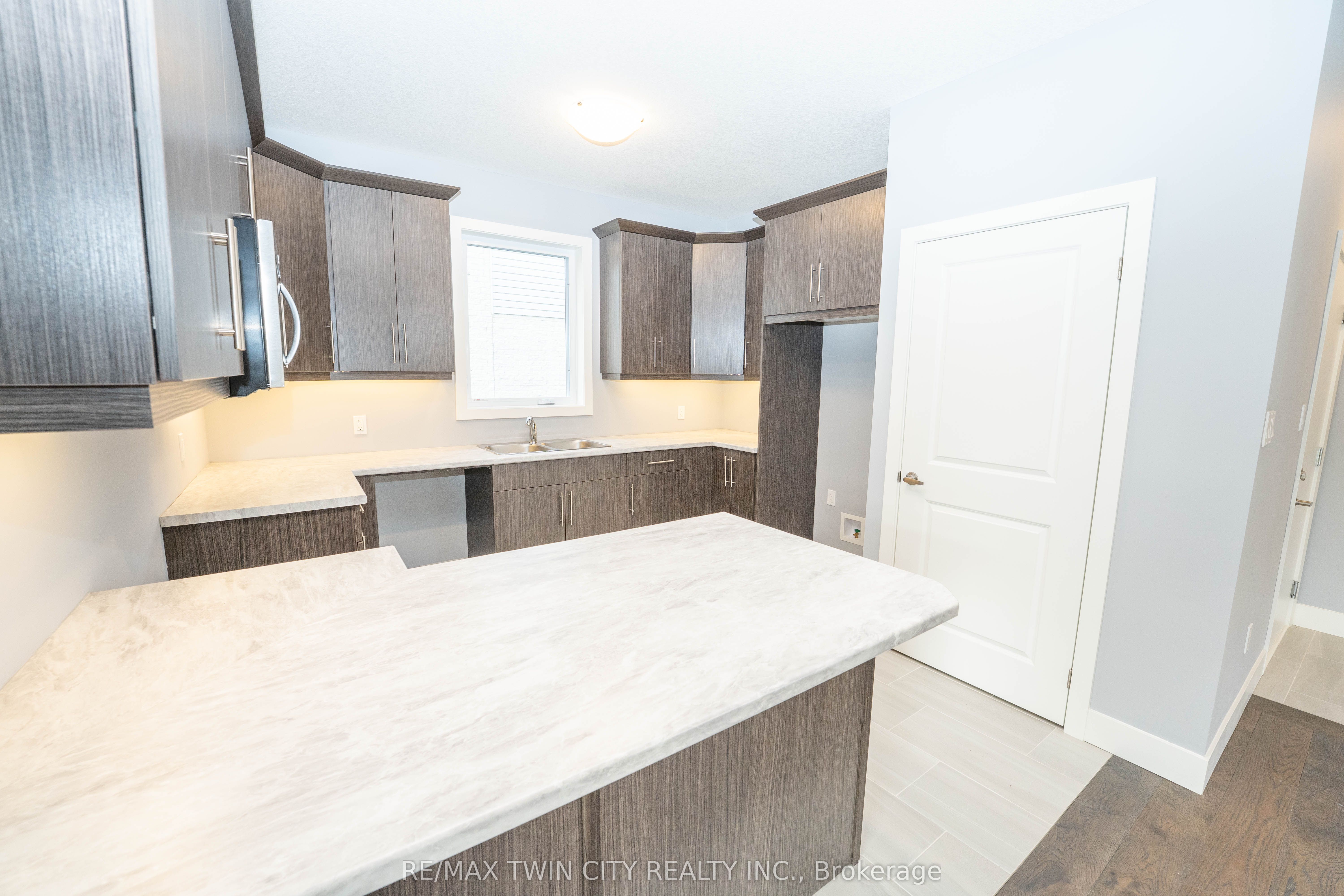 2084 Evans Boulevard Property Photo 5
