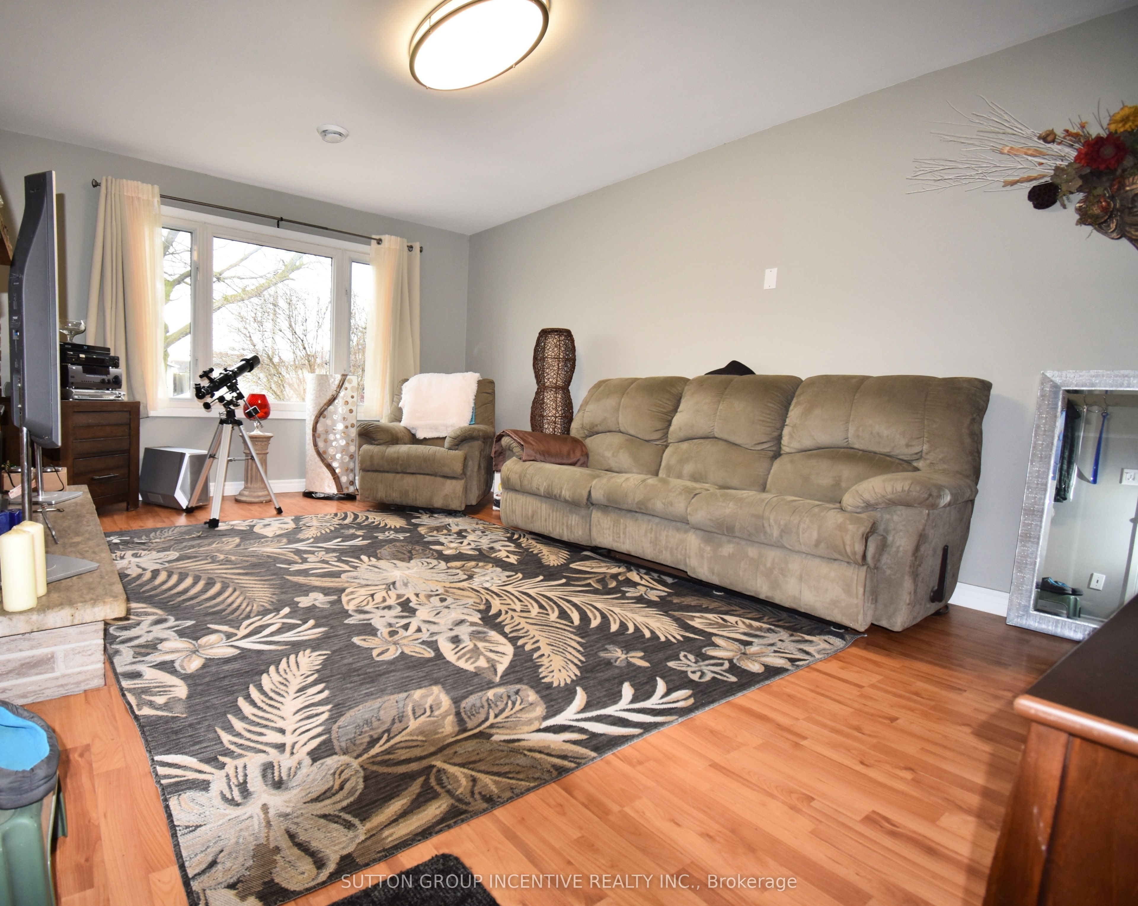 5 Lanark Crescent Property Photo 6