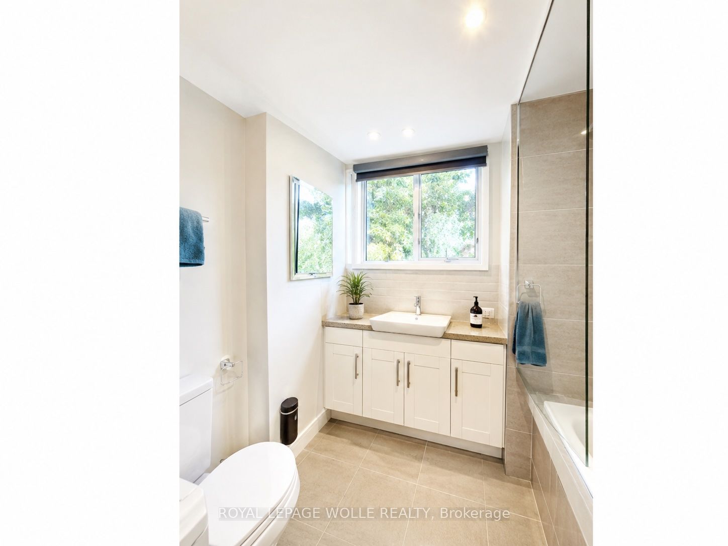 489 East Avenue E A Property Photo 8