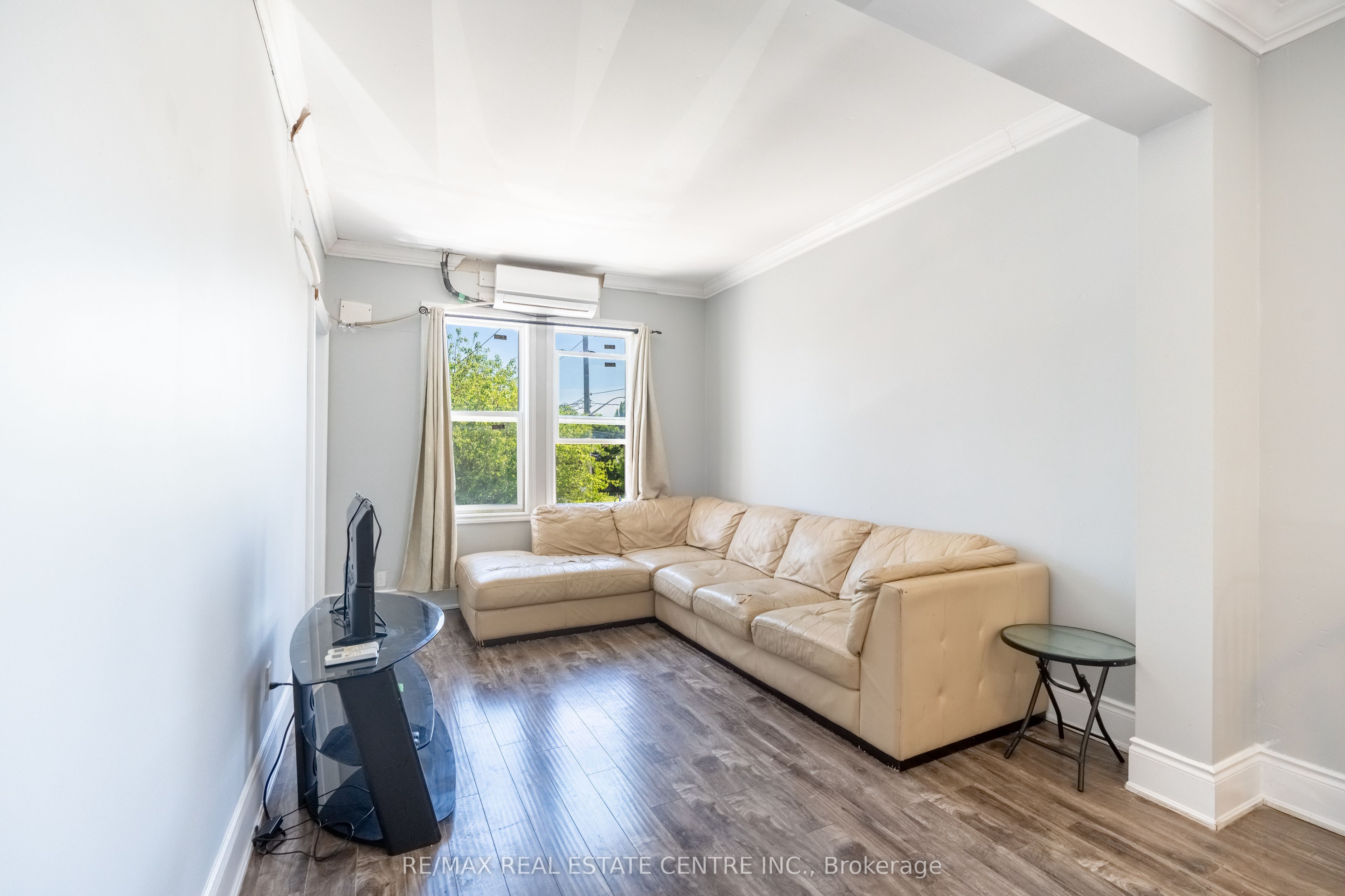 1139-1175 University Avenue W Property Photo 32