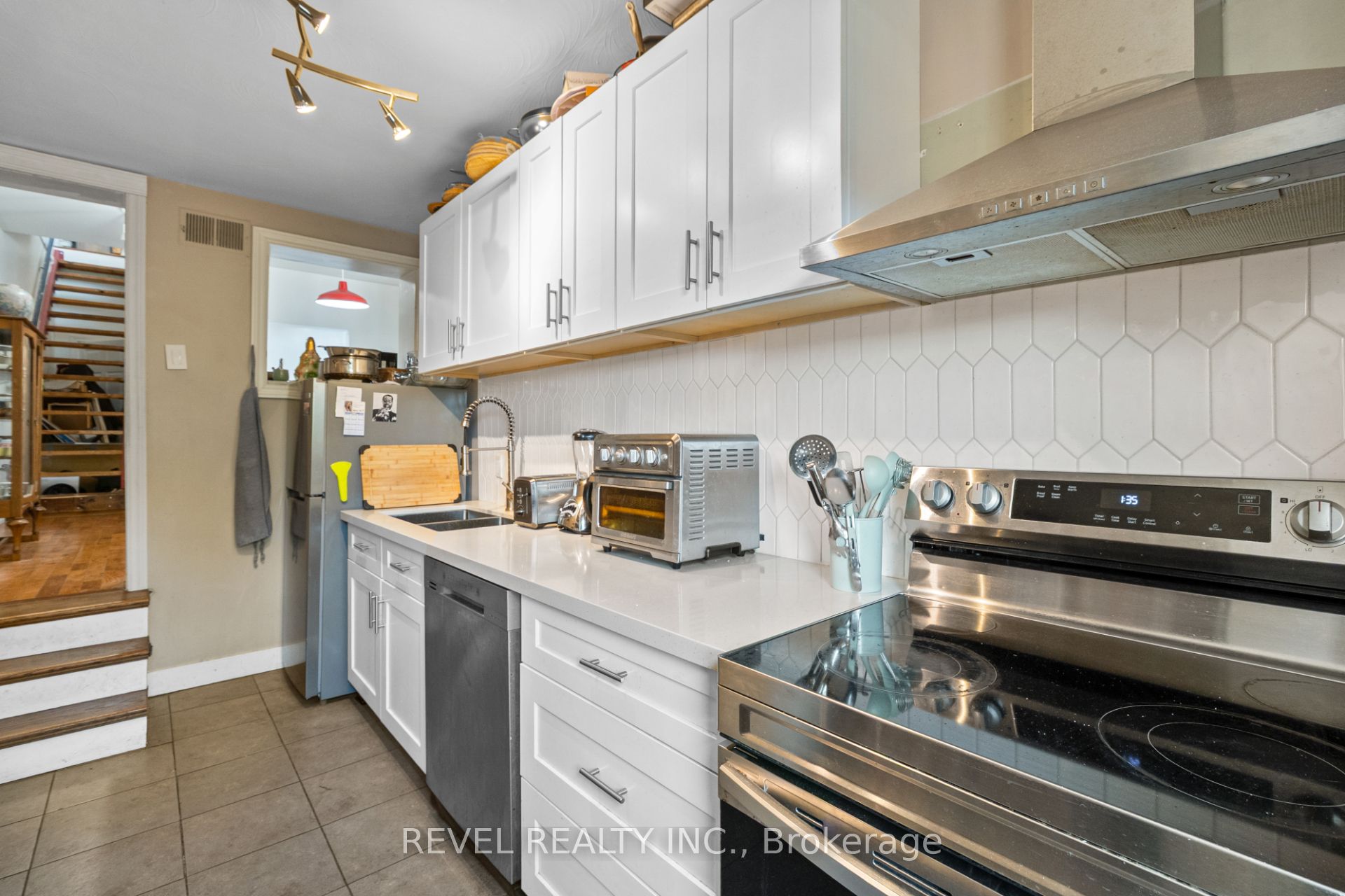 334 James Street N Property Photo 14