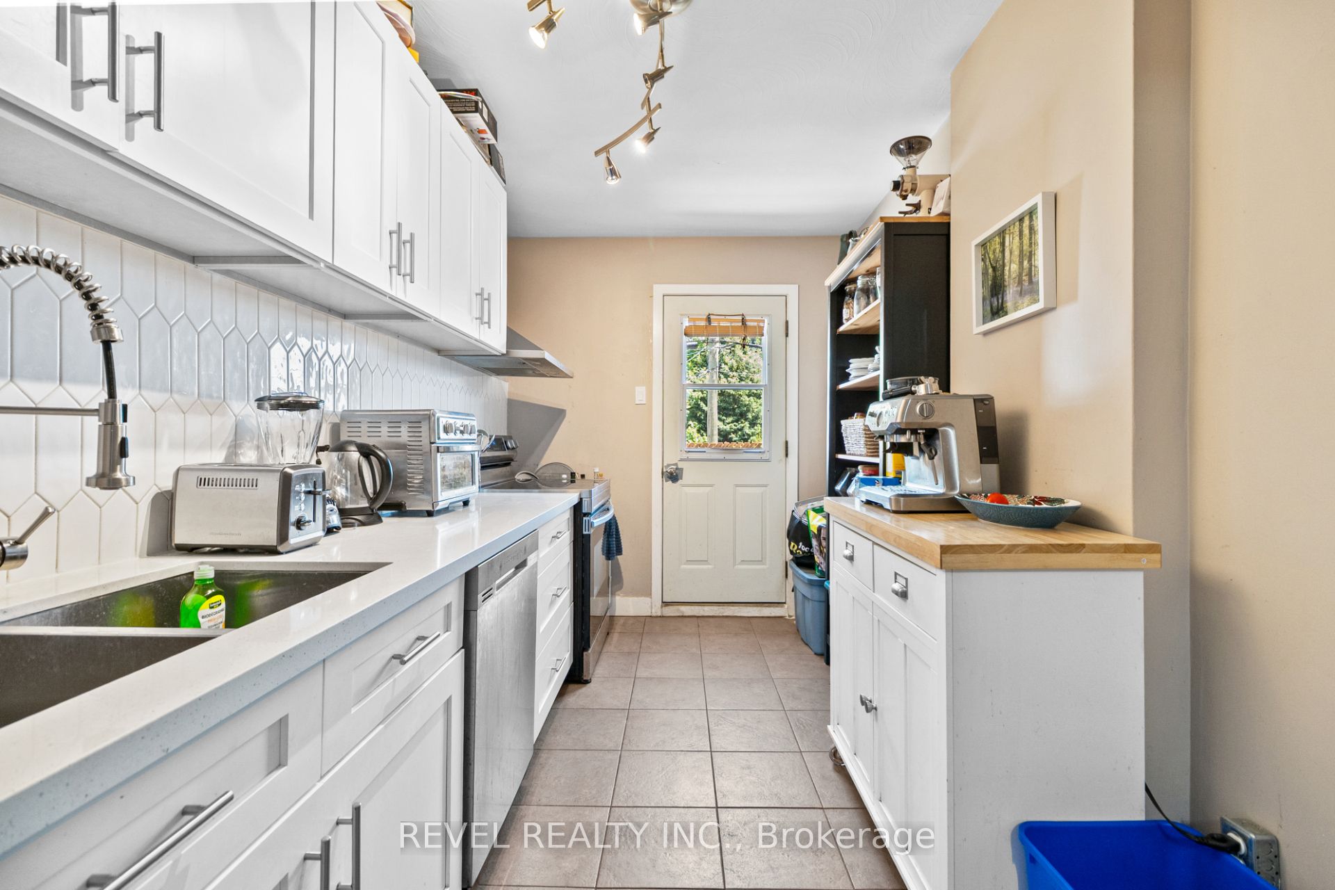 334 James Street N Property Photo 15