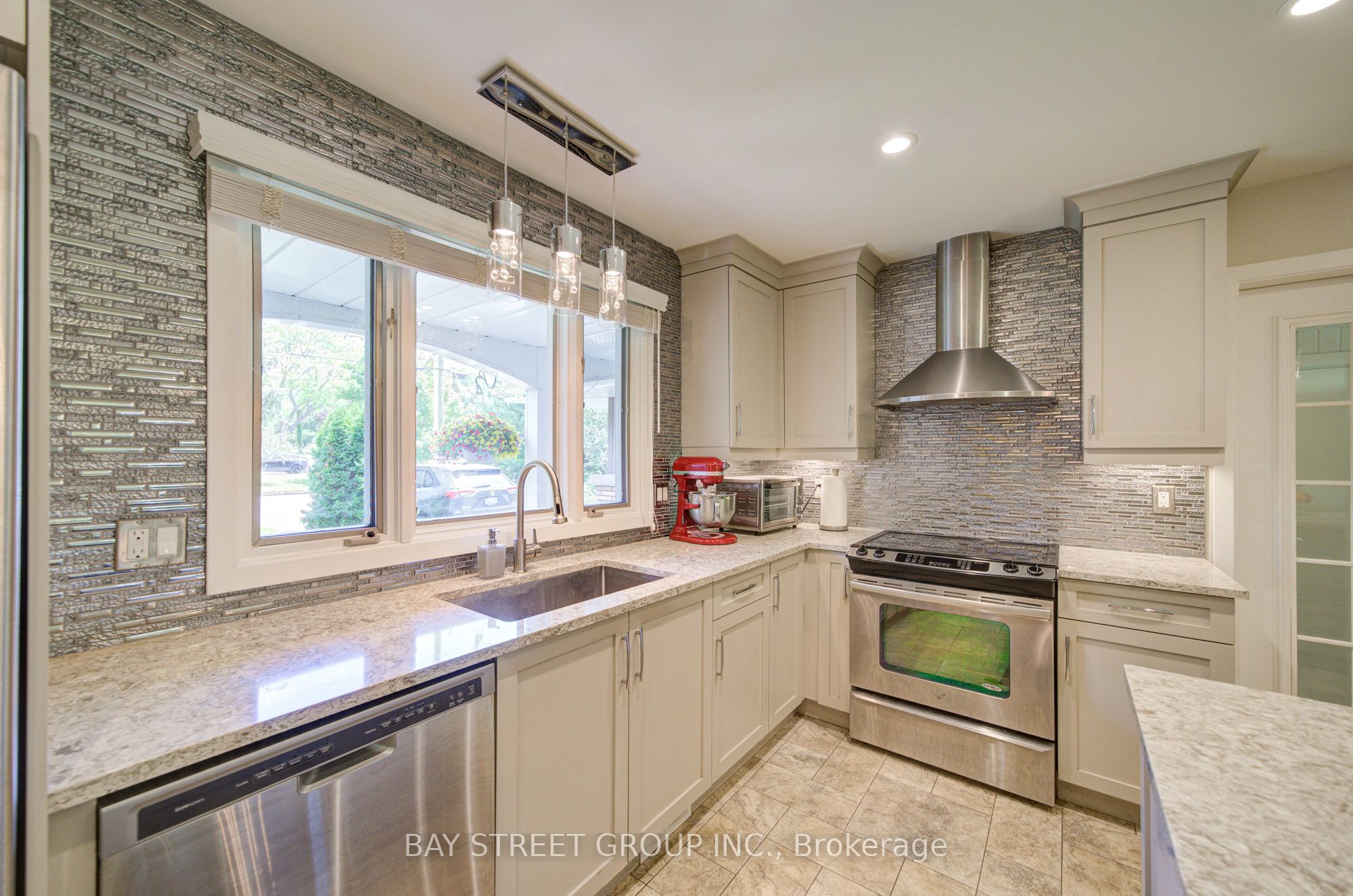 88 Marsdale Drive Property Photo 14