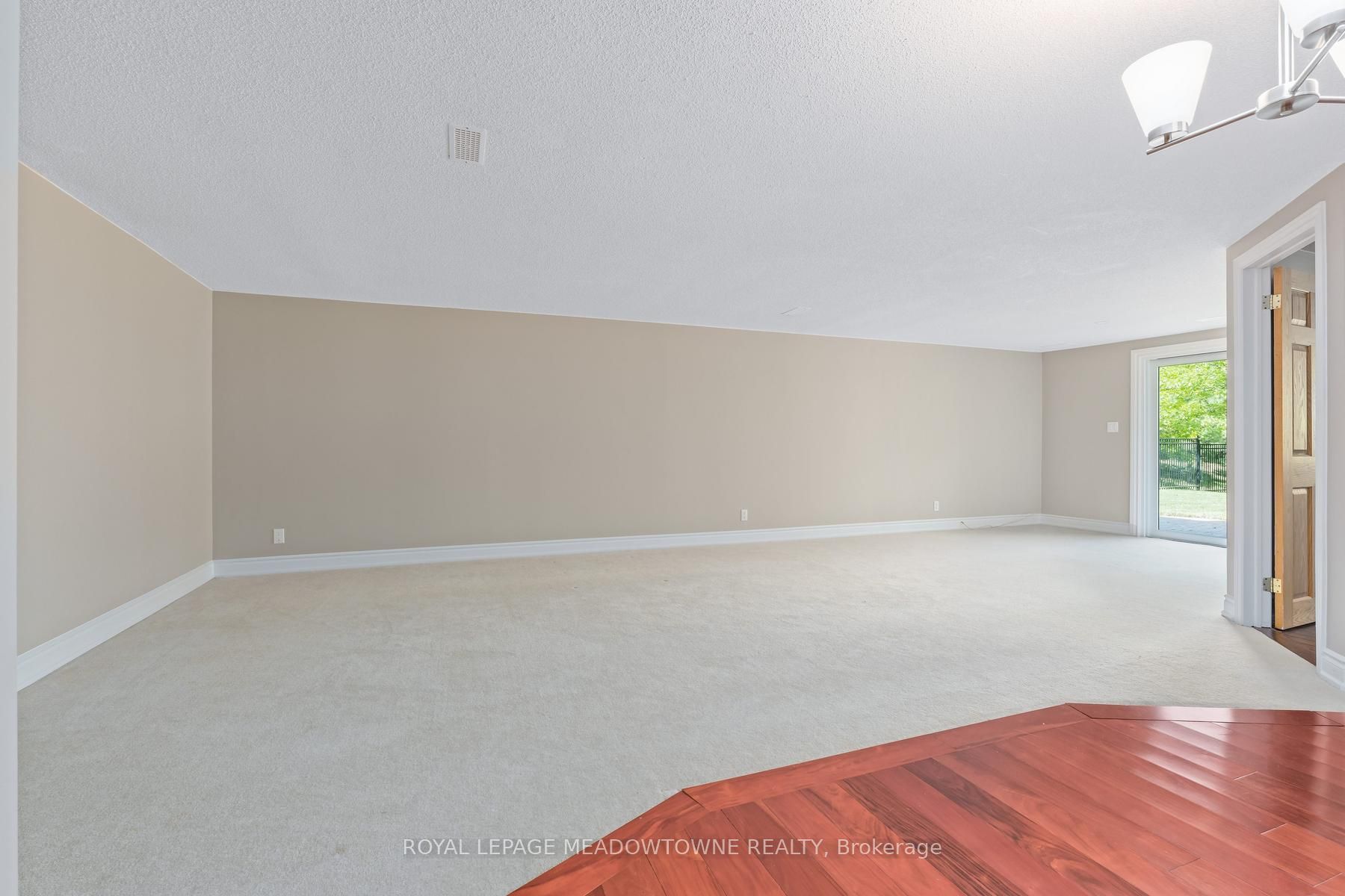 5263 Tenth Line Property Photo 32