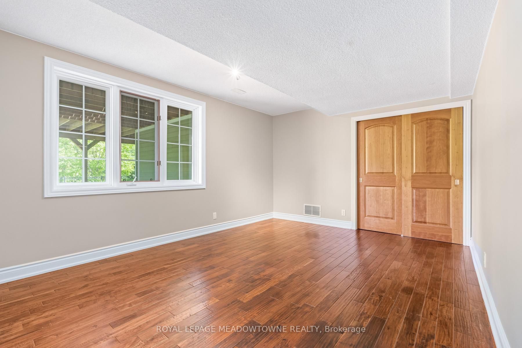 5263 Tenth Line Property Photo 36
