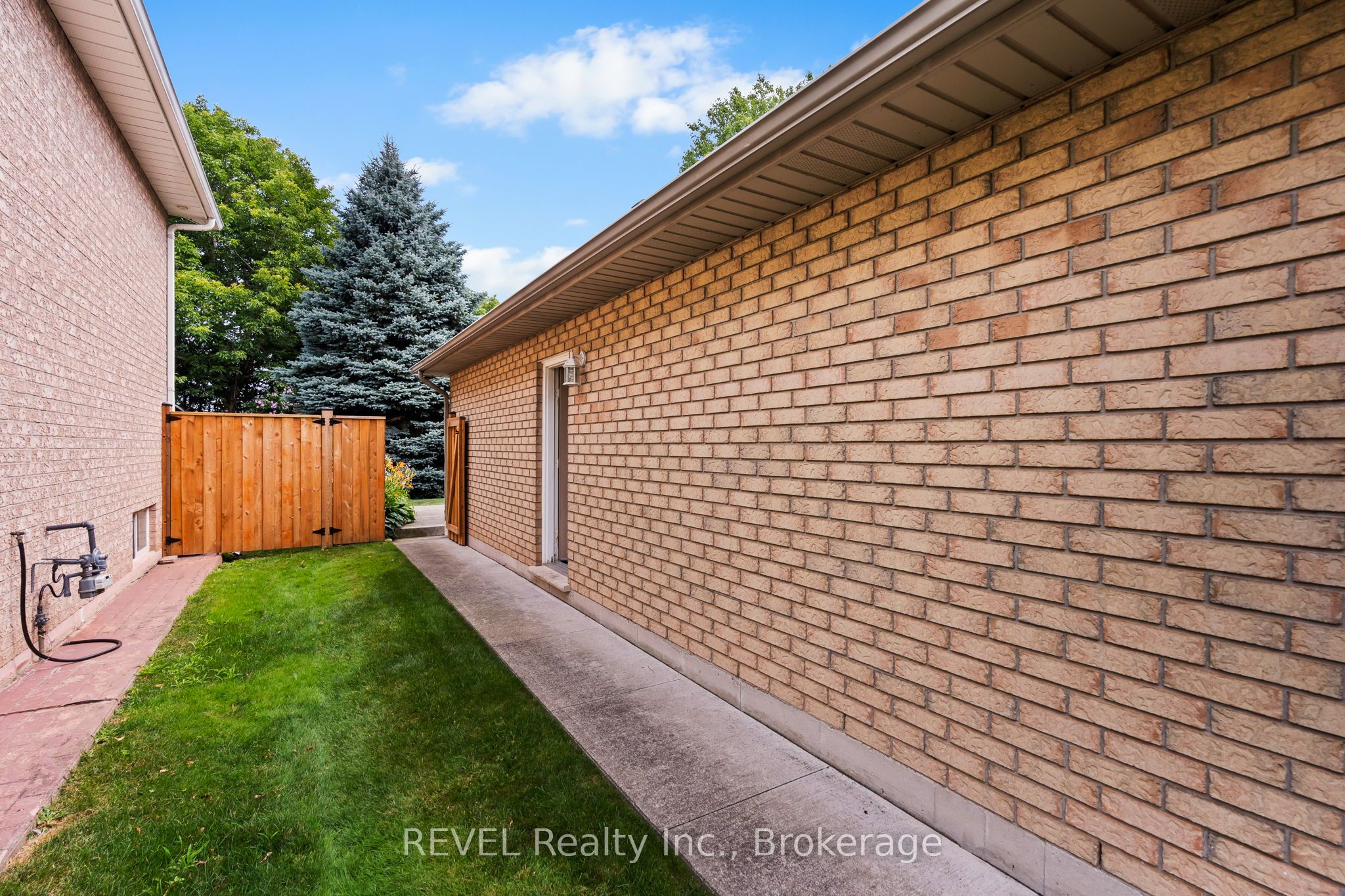 98 Debora Drive Property Photo 4