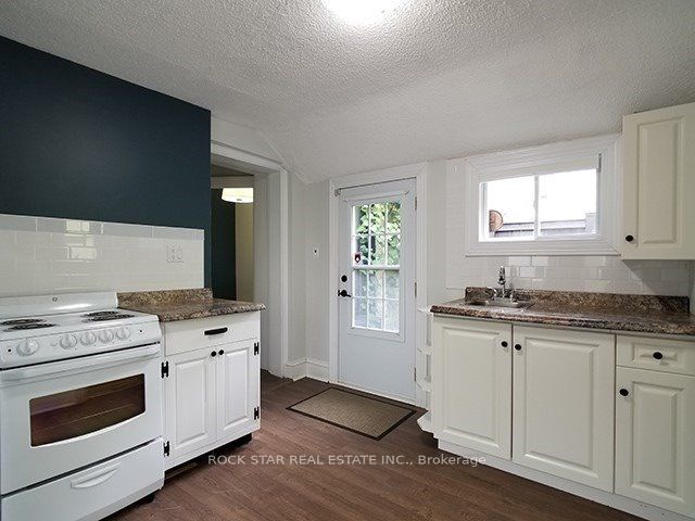 111 Ainslie Street N Property Photo 16