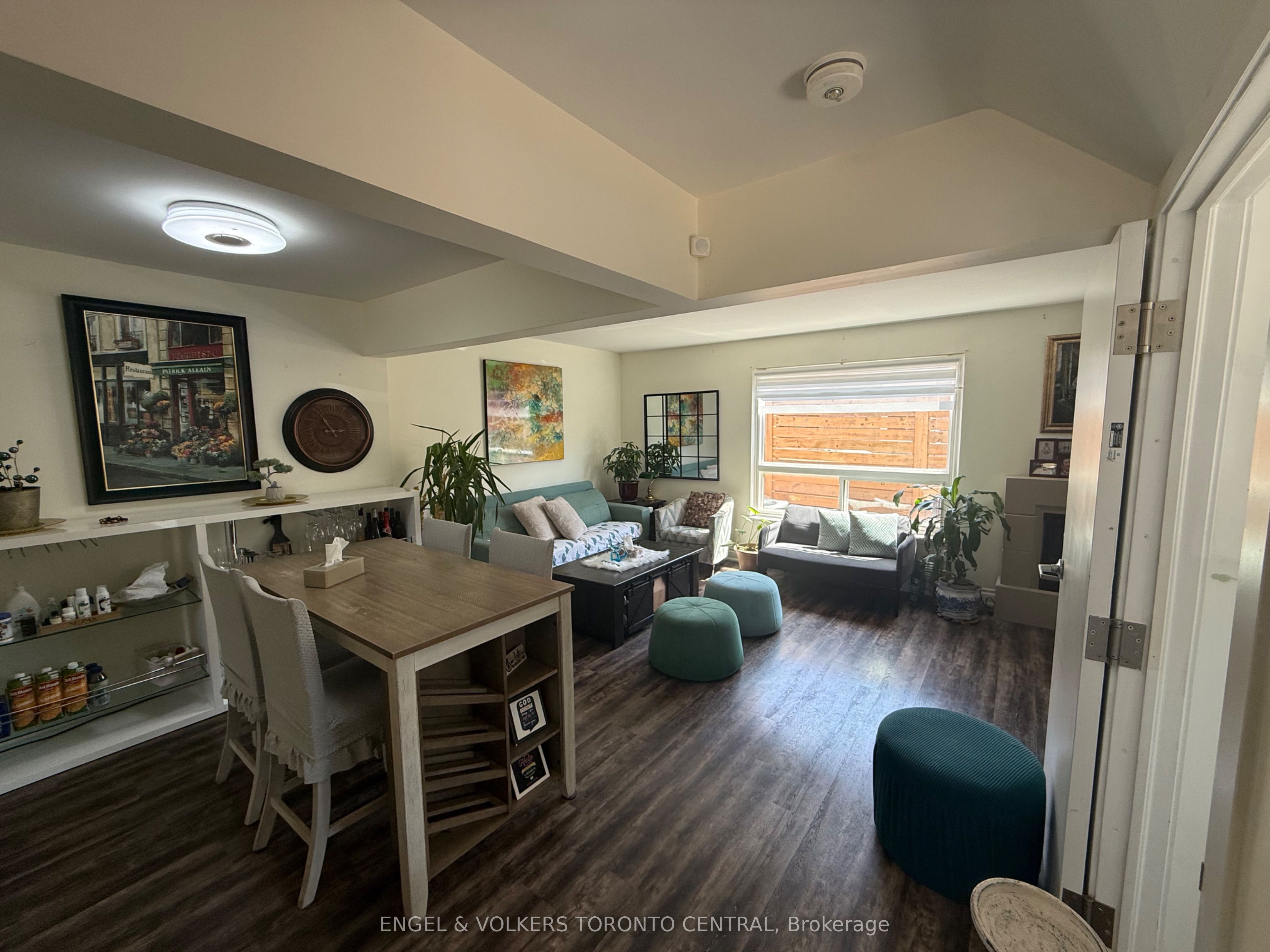 687 College Avenue W Property Photo 6