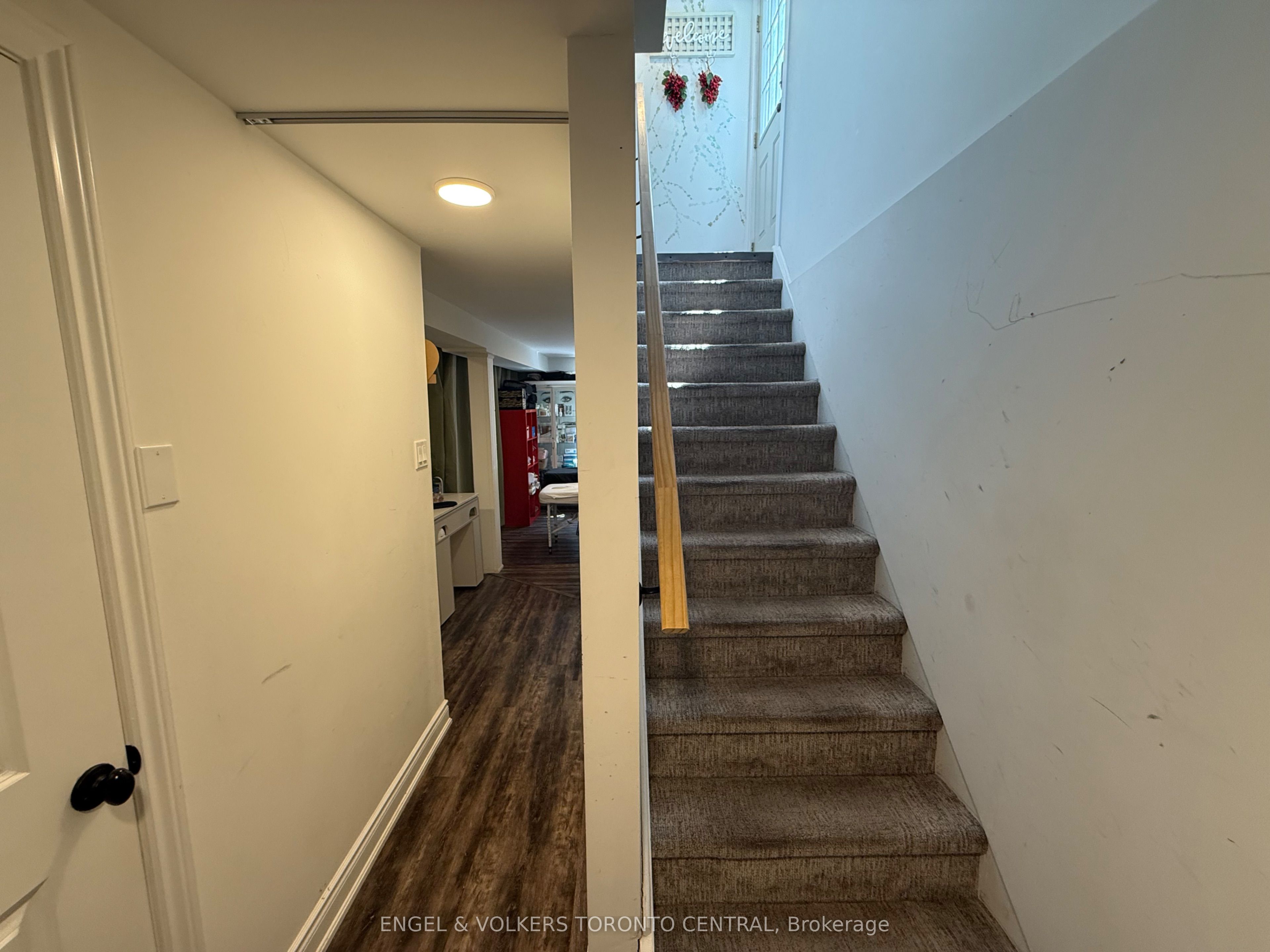 687 College Avenue W Property Photo 19