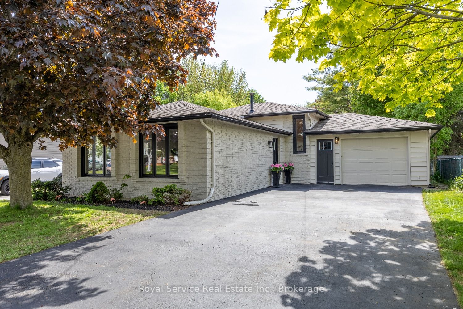 567 Daintry Crescent Property Photo 2