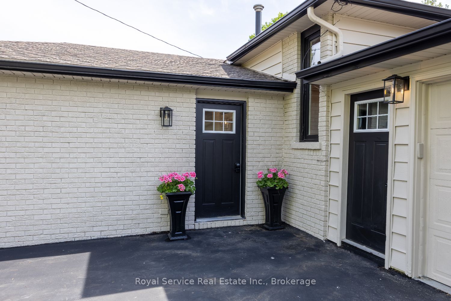567 Daintry Crescent Property Photo 3