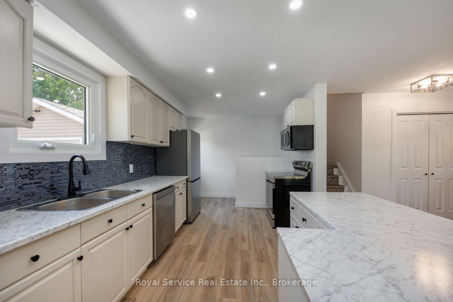 567 Daintry Crescent Property Photo 7