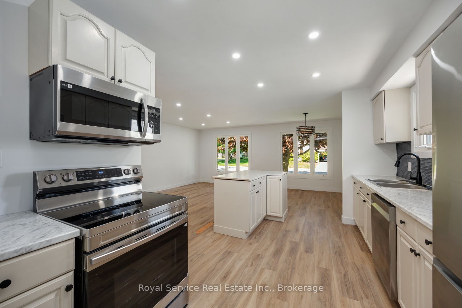 567 Daintry Crescent Property Photo 8