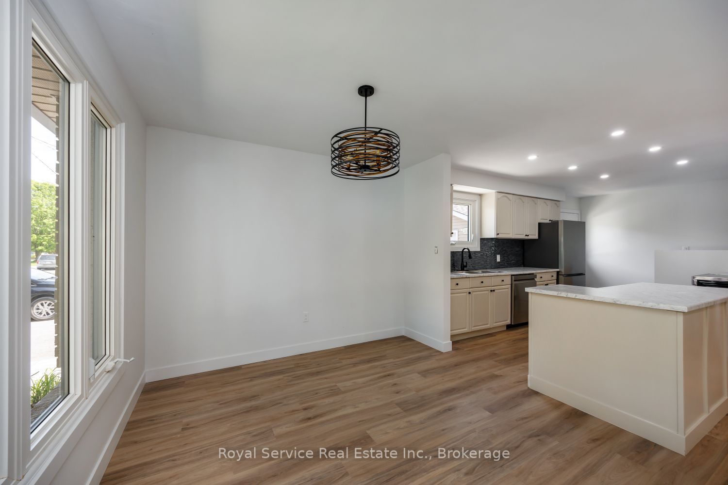 567 Daintry Crescent Property Photo 9