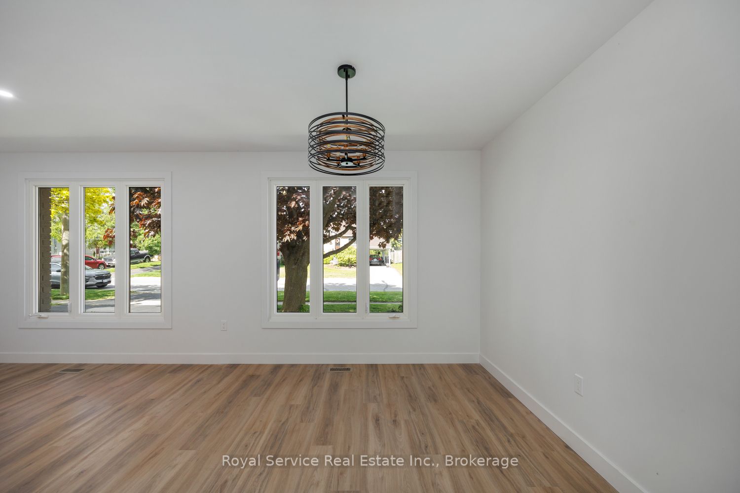 567 Daintry Crescent Property Photo 12