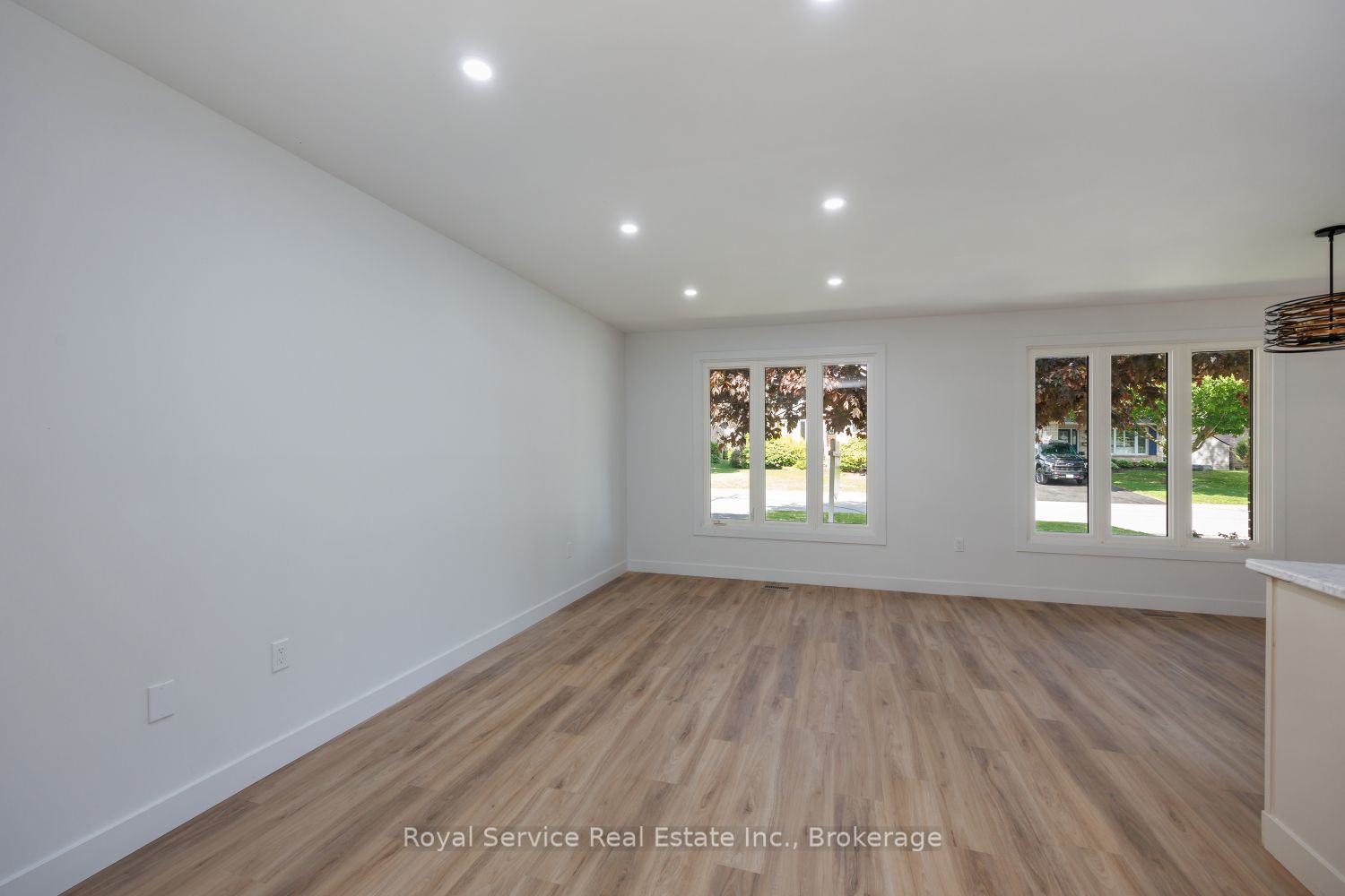567 Daintry Crescent Property Photo 14