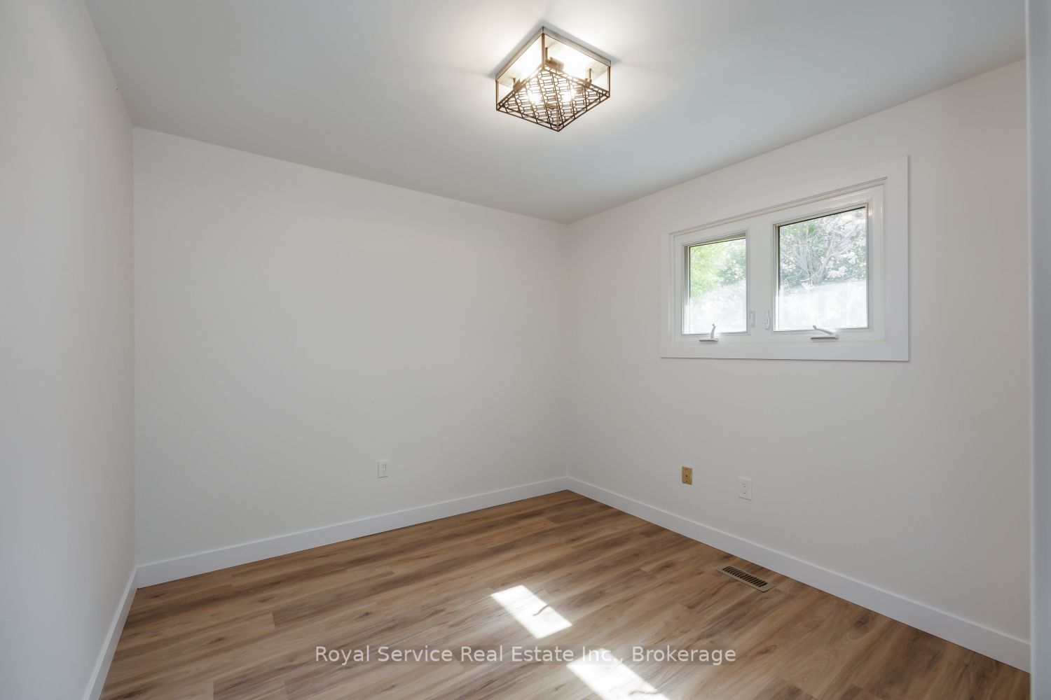 567 Daintry Crescent Property Photo 23