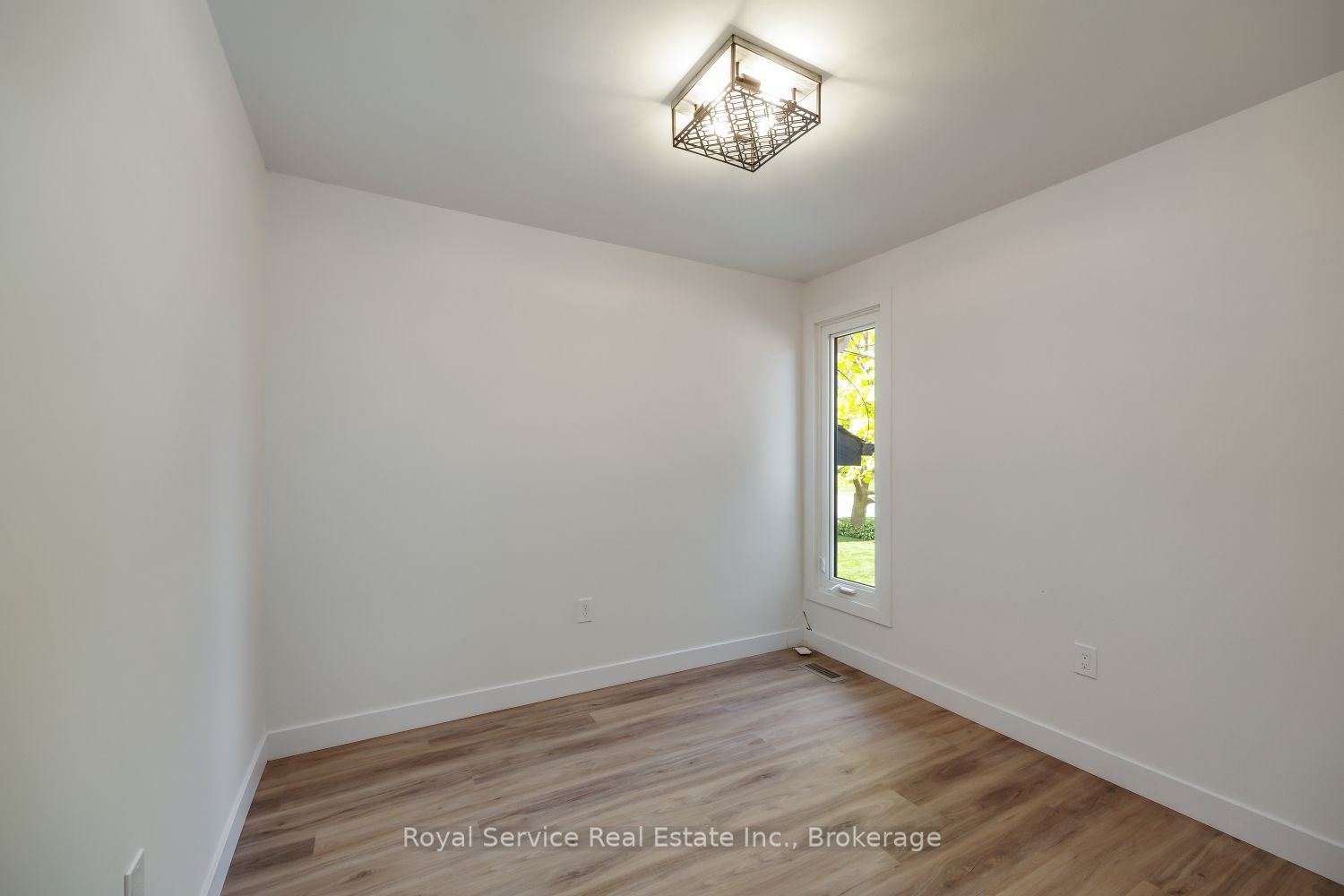 567 Daintry Crescent Property Photo 27