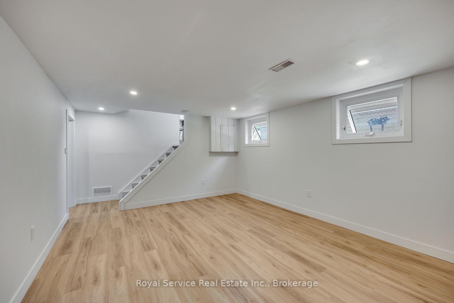 567 Daintry Crescent Property Photo 31