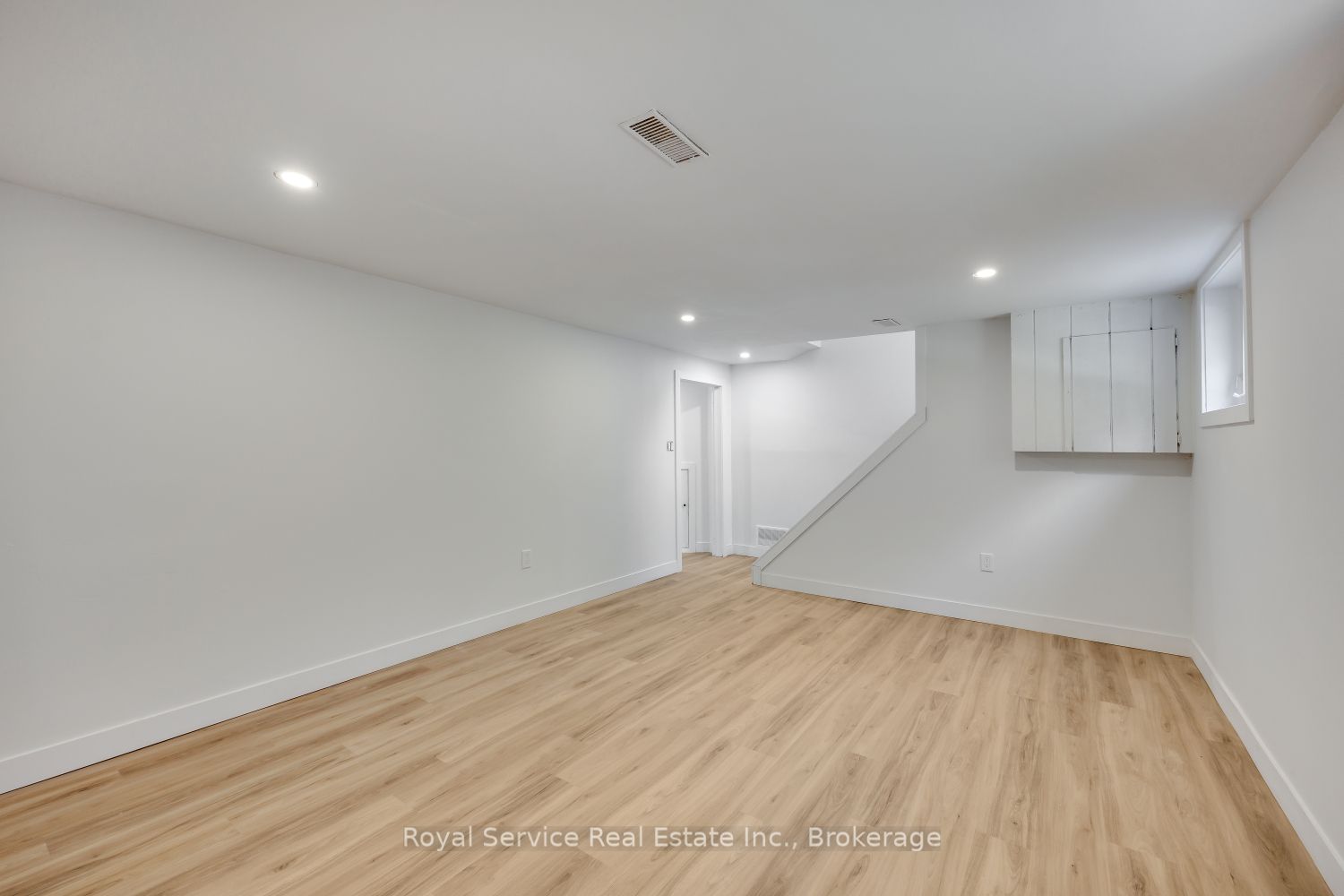 567 Daintry Crescent Property Photo 32