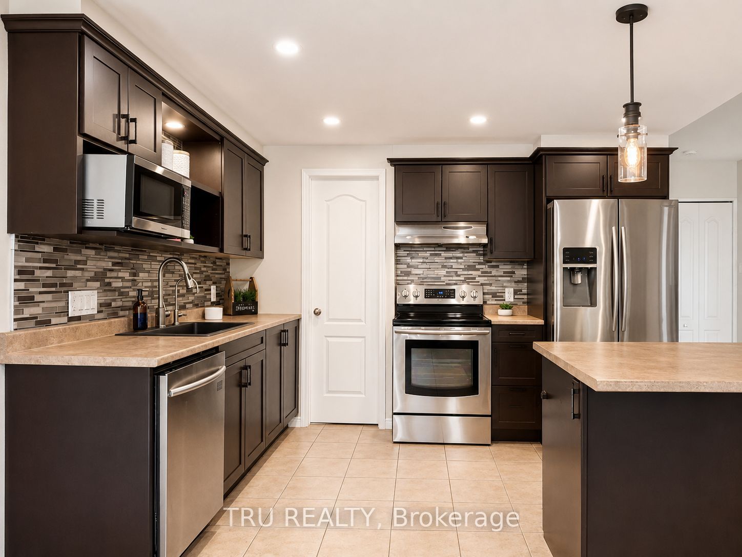 2315 Laval Street Property Photo 6