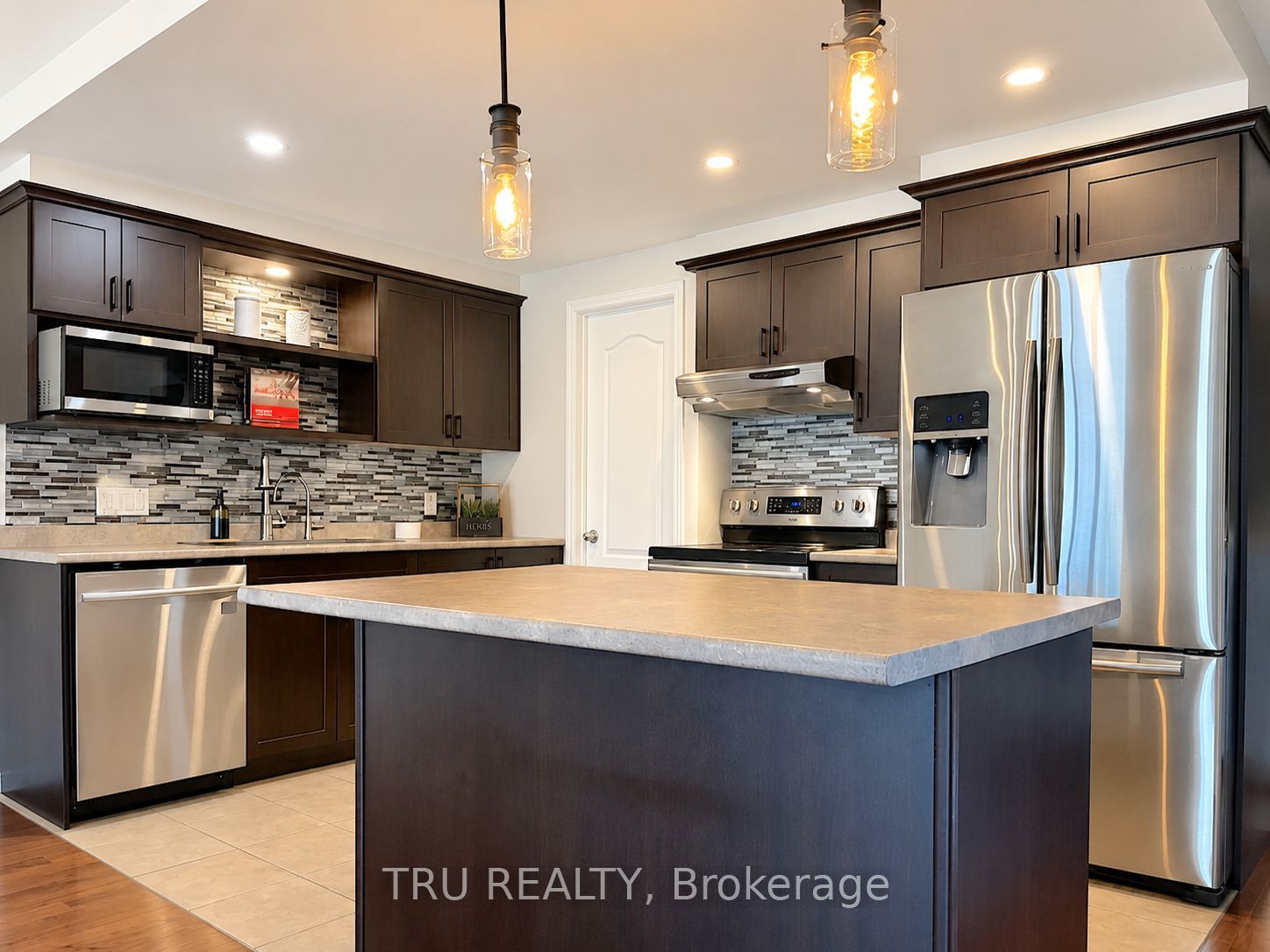 2315 Laval Street Property Photo 7