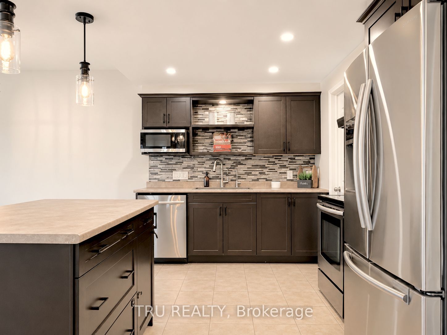 2315 Laval Street Property Photo 8