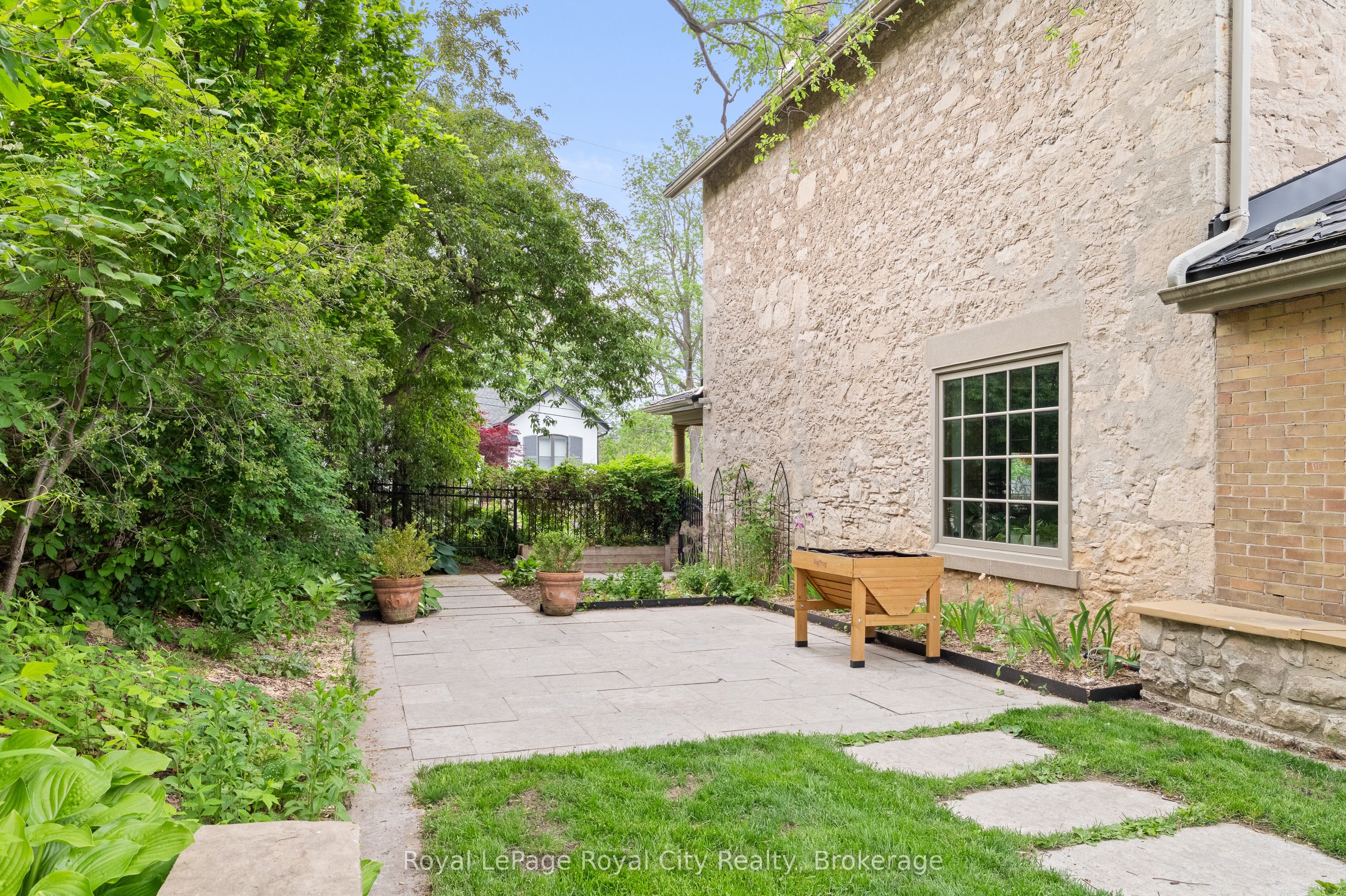 19 London Road E Property Photo 6