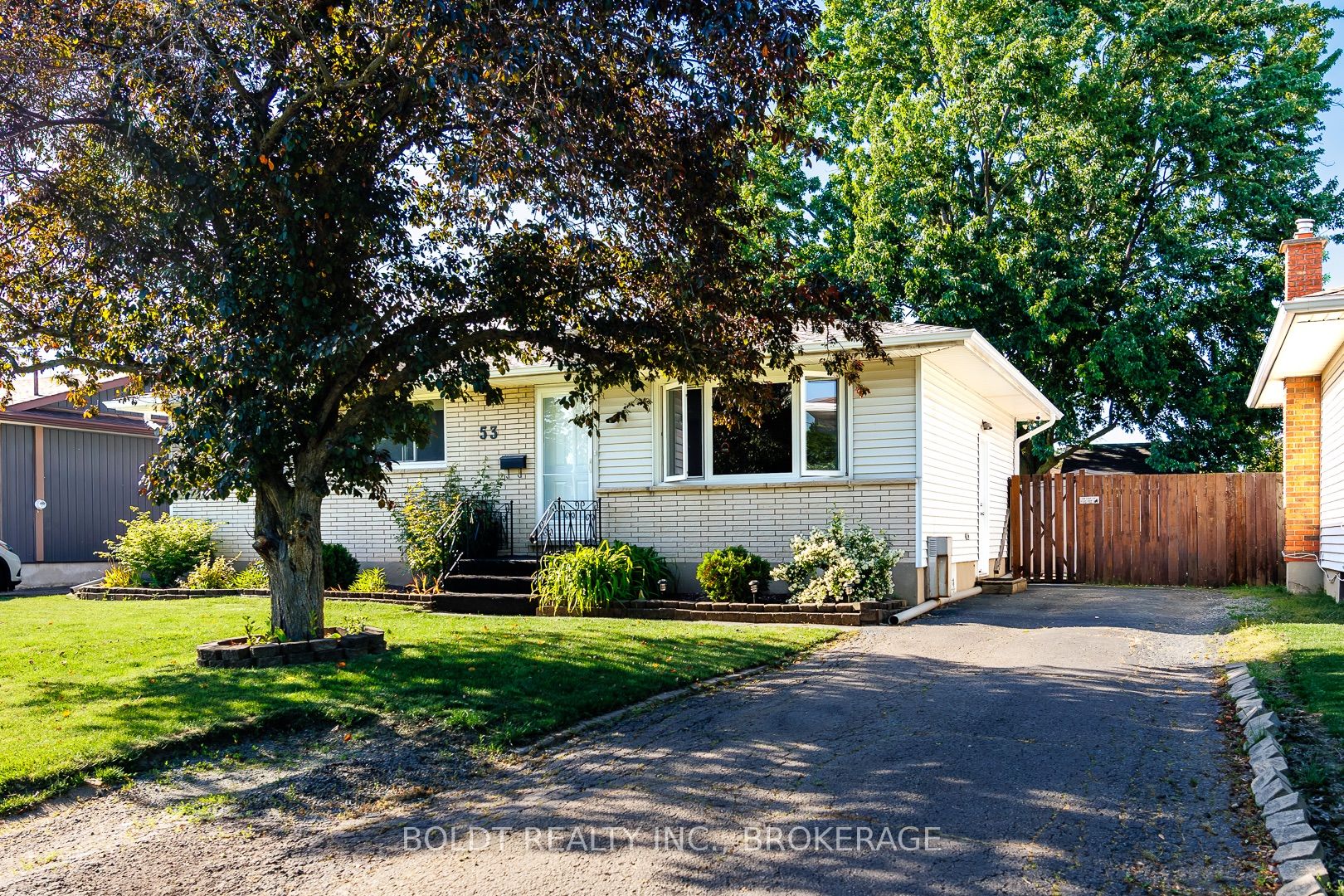 53 Huntley Crescent Property Photo 2