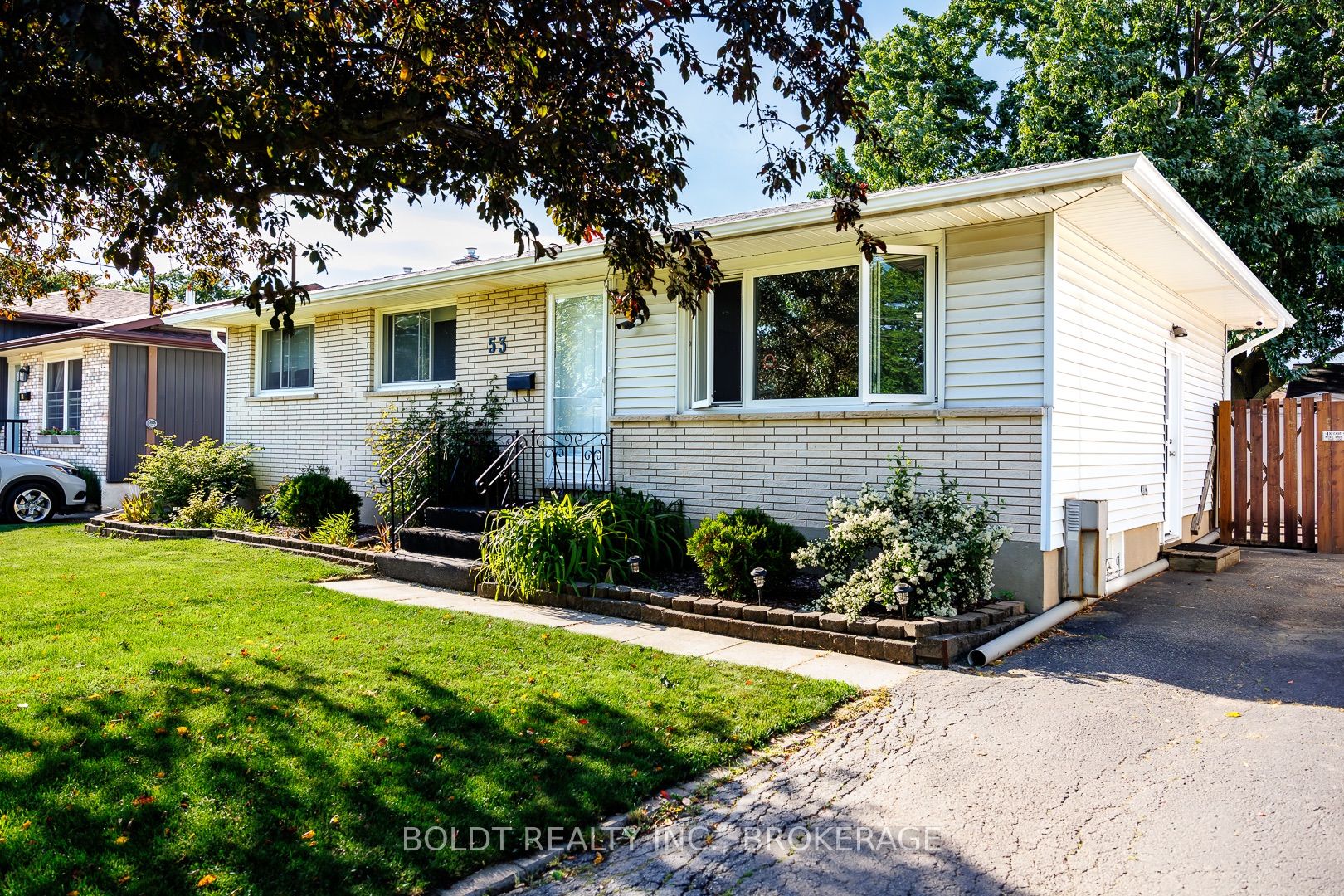 53 Huntley Crescent Property Photo 3