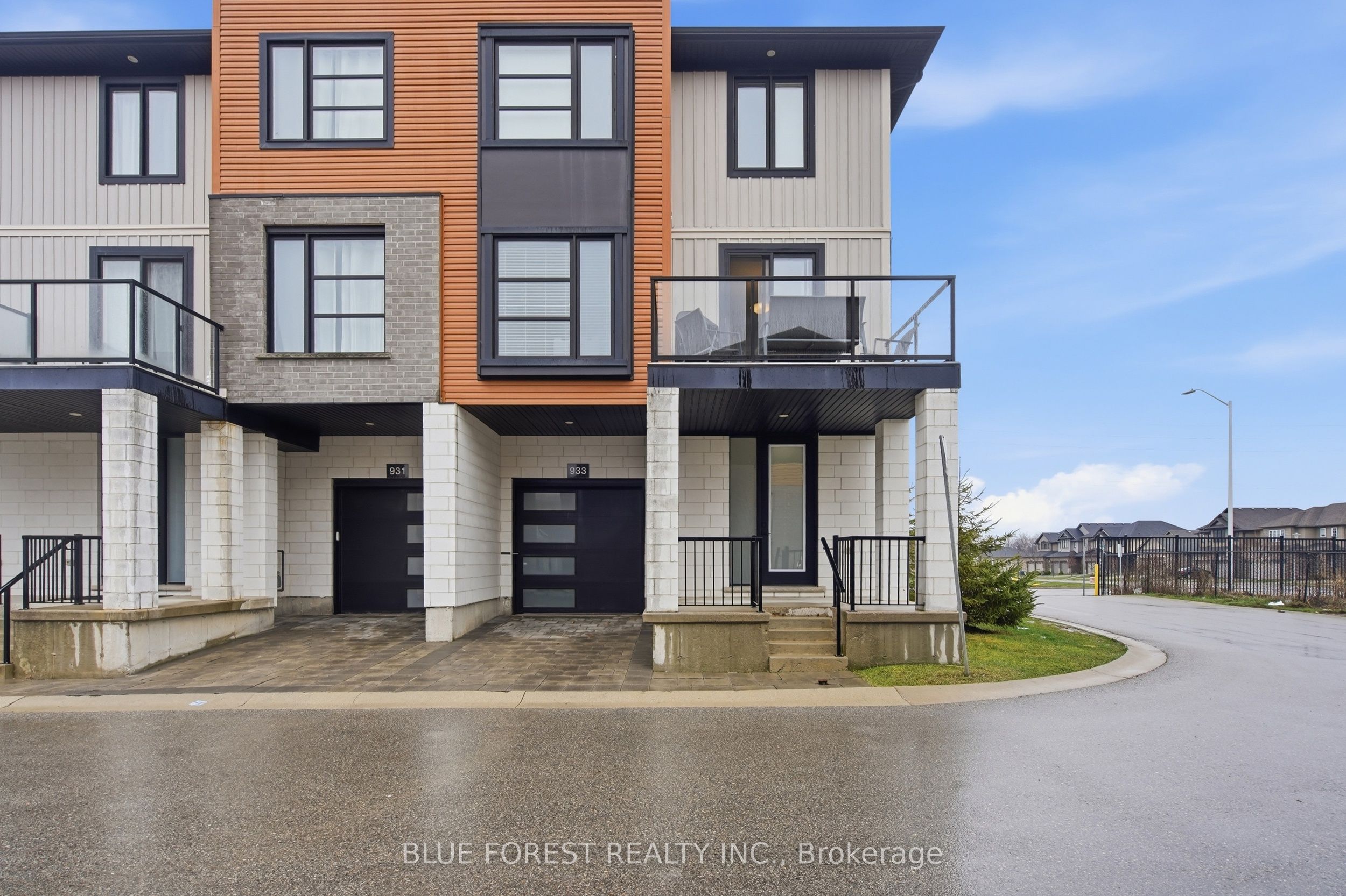 933 Sarnia Road Property Photo 1