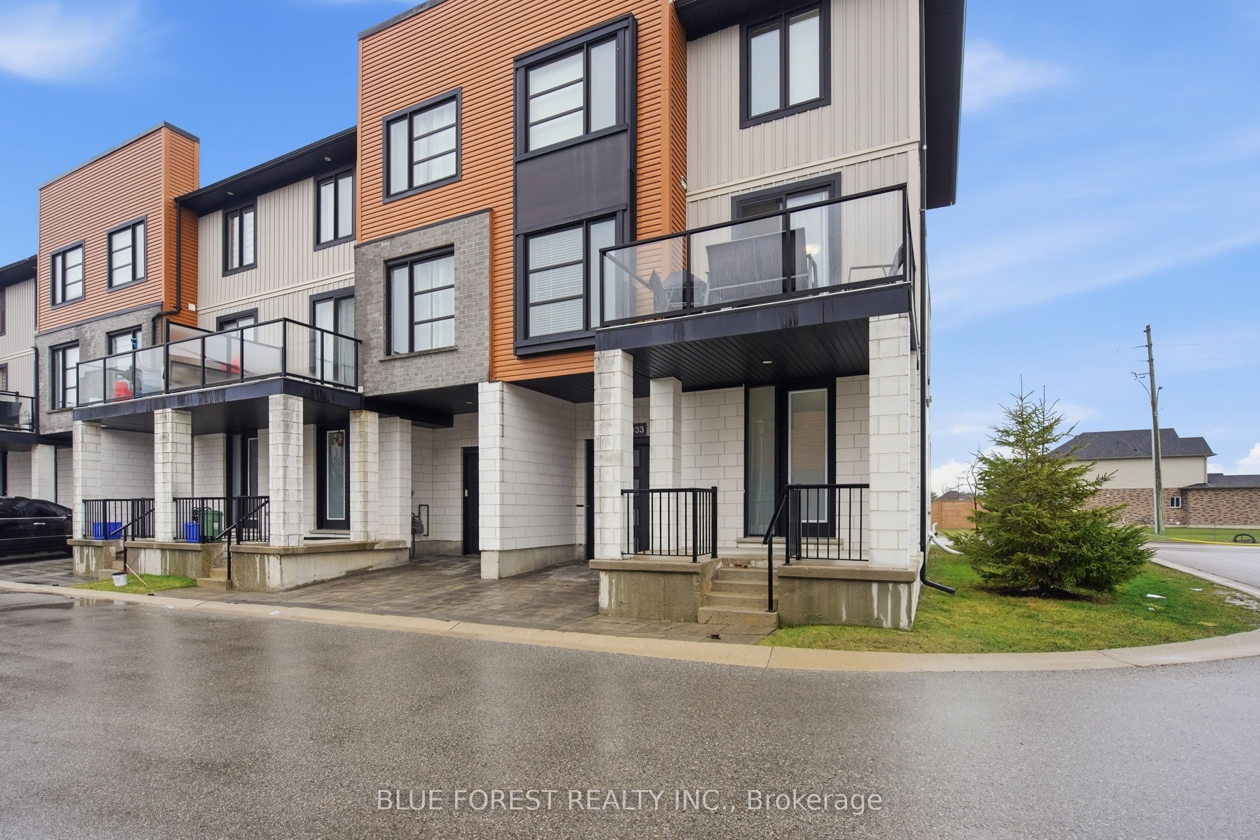 933 Sarnia Road Property Photo 3