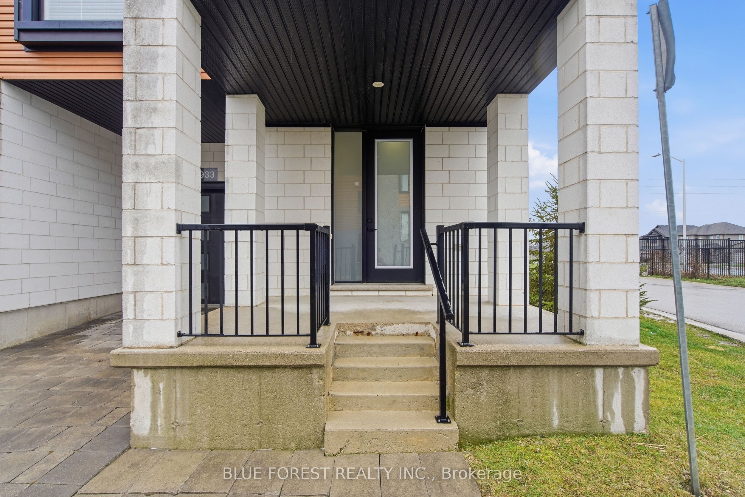 933 Sarnia Road Property Photo 4