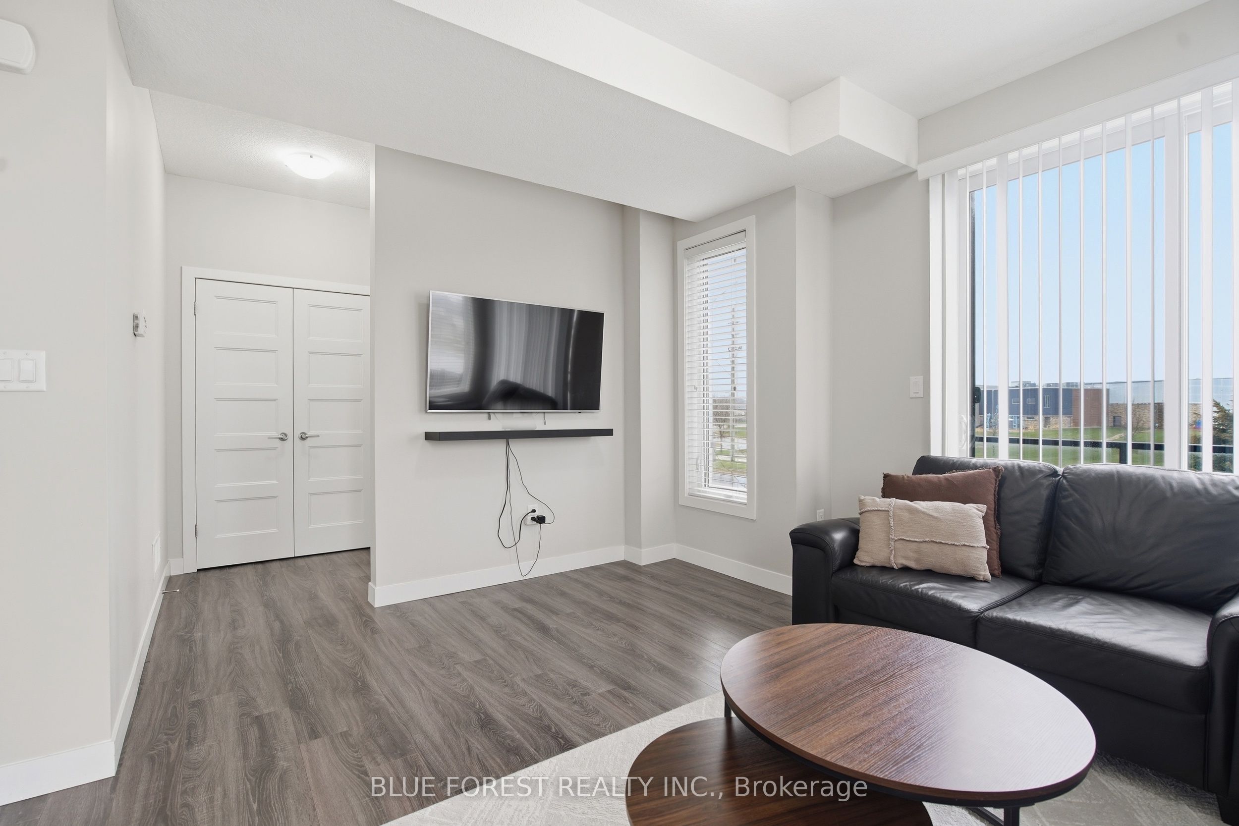 933 Sarnia Road Property Photo 11