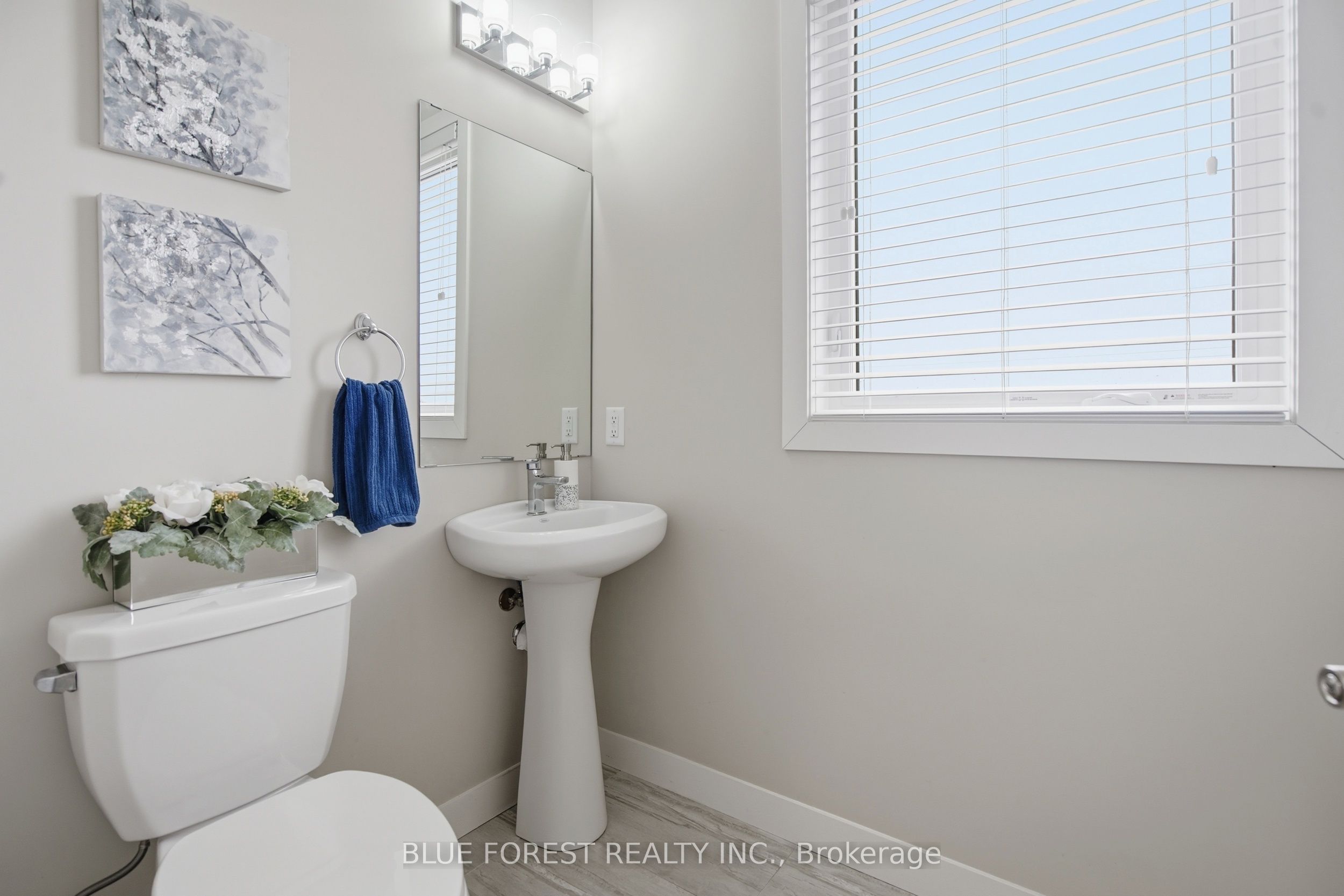 933 Sarnia Road Property Photo 12