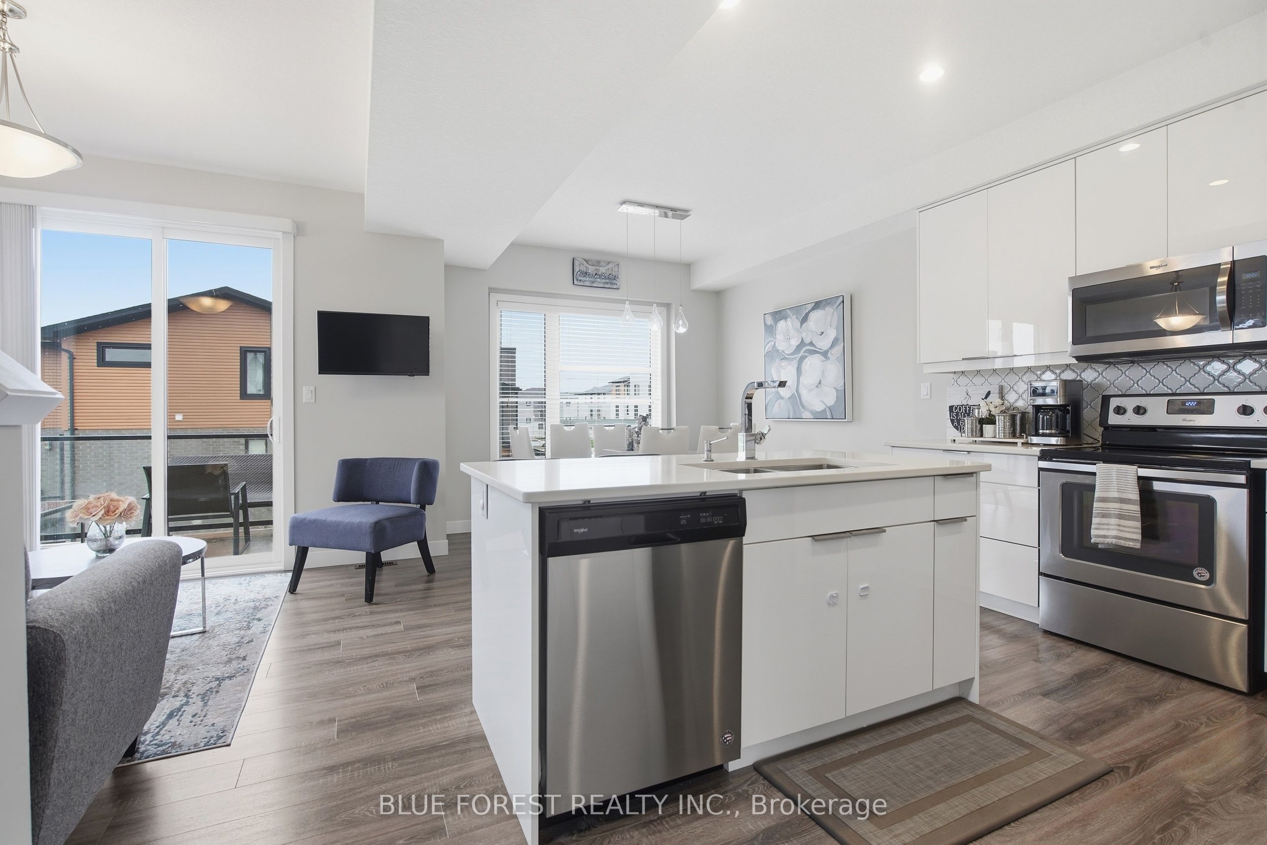 933 Sarnia Road Property Photo 13