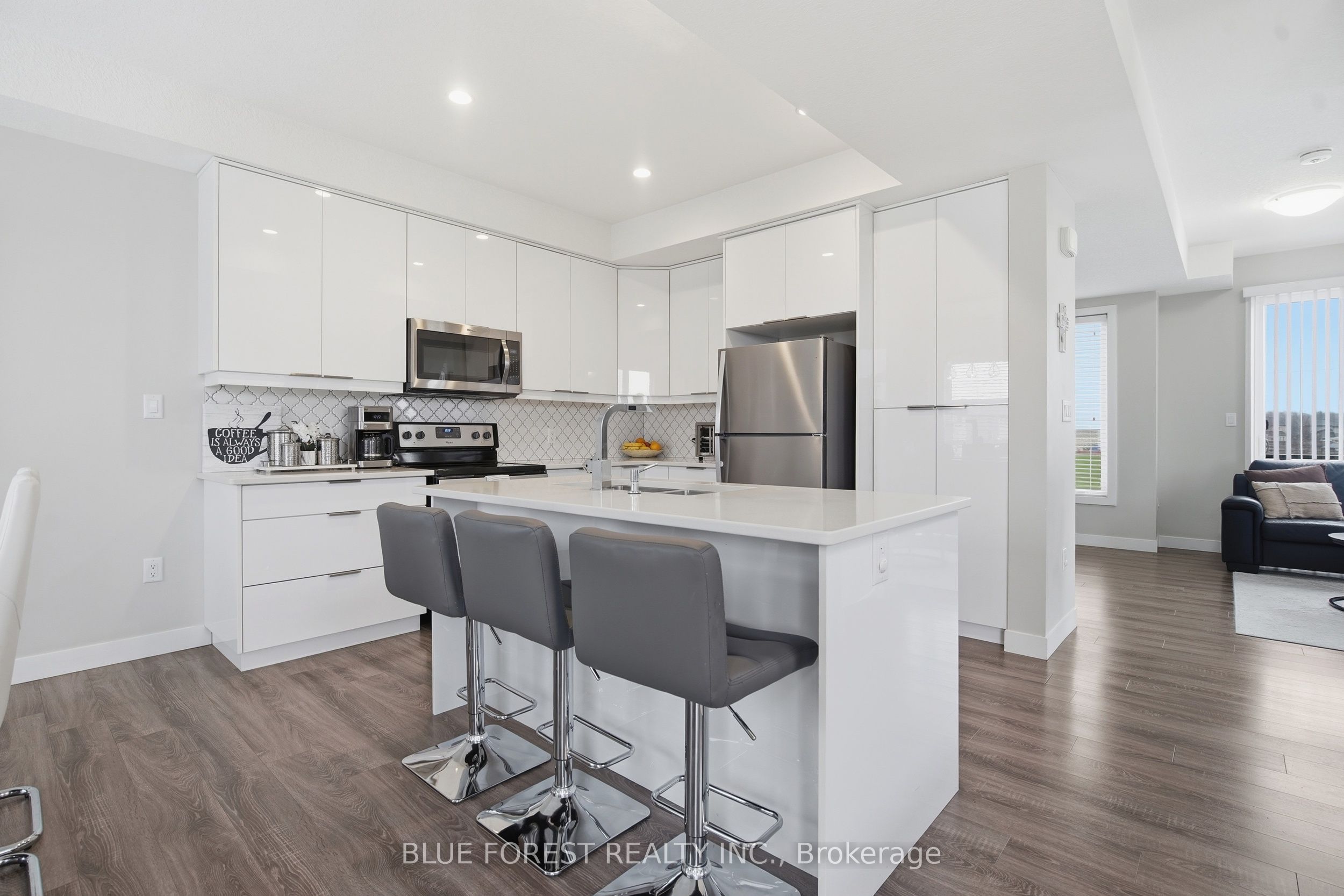 933 Sarnia Road Property Photo 14