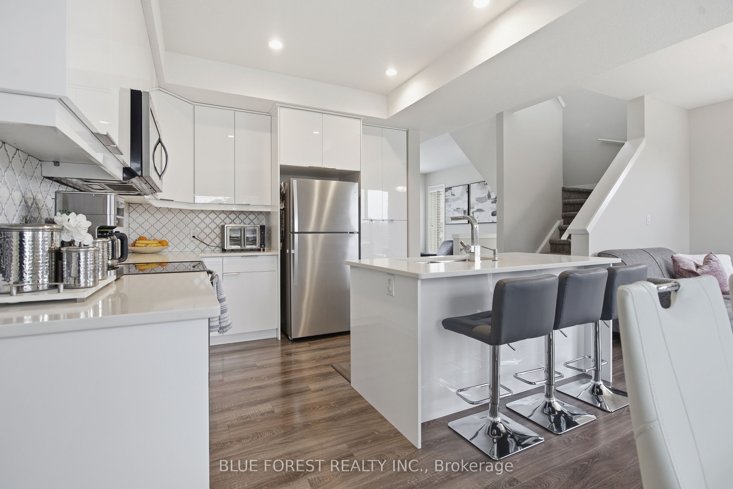 933 Sarnia Road Property Photo 15