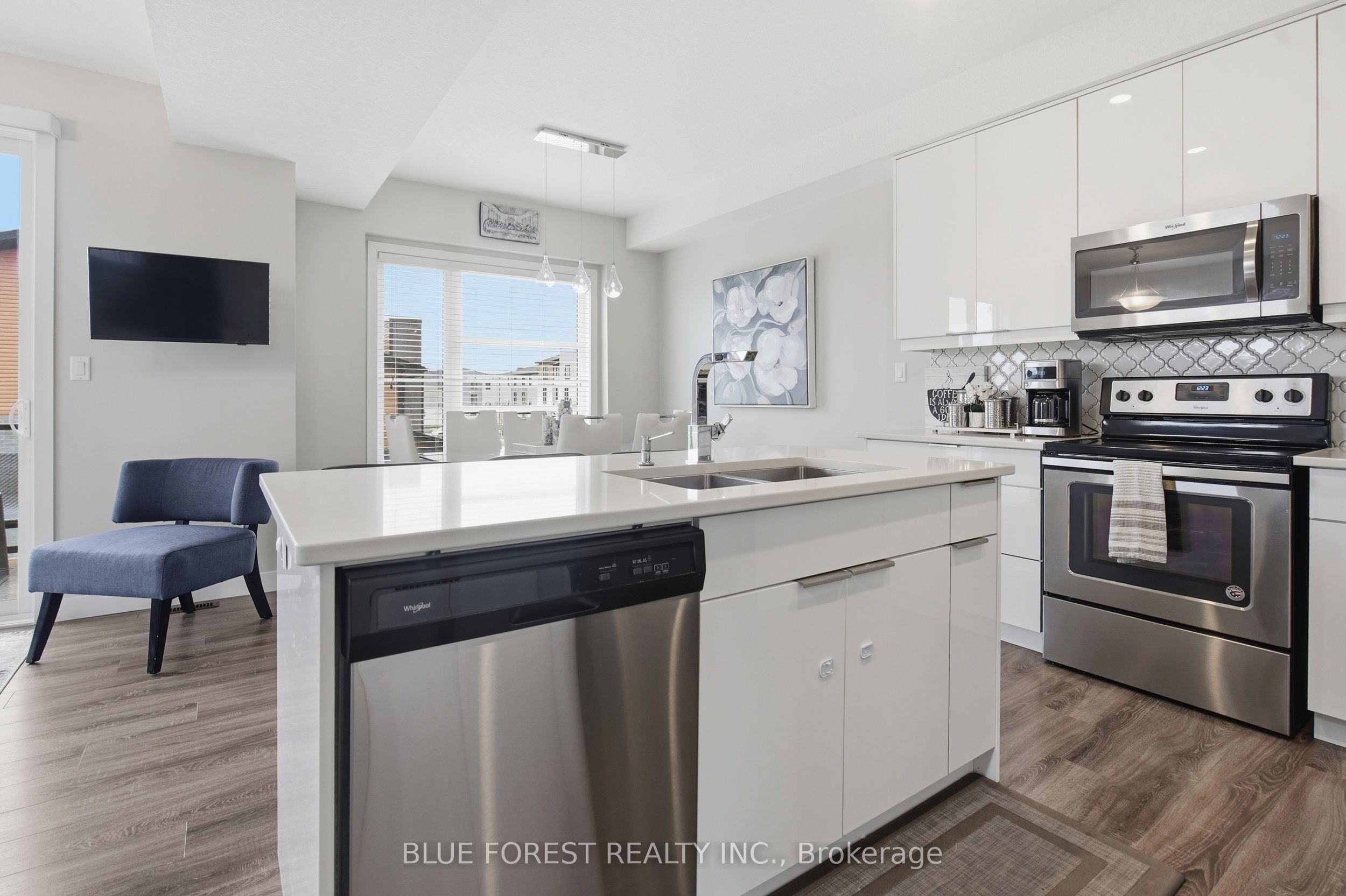 933 Sarnia Road Property Photo 18