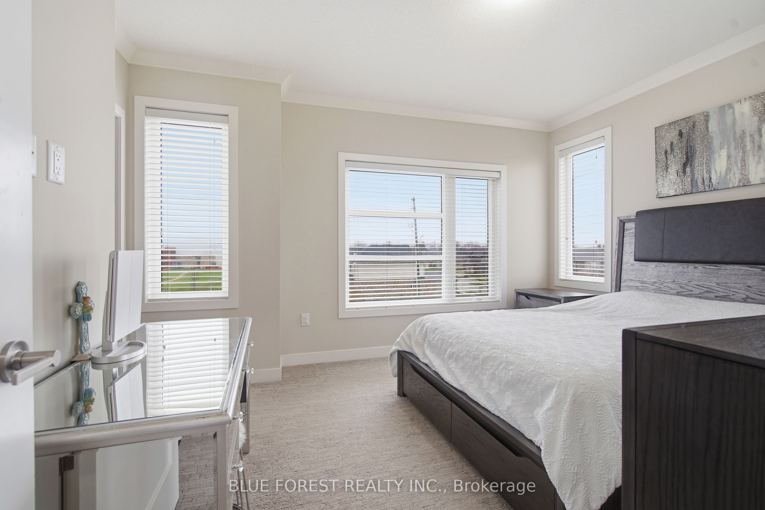 933 Sarnia Road Property Photo 27