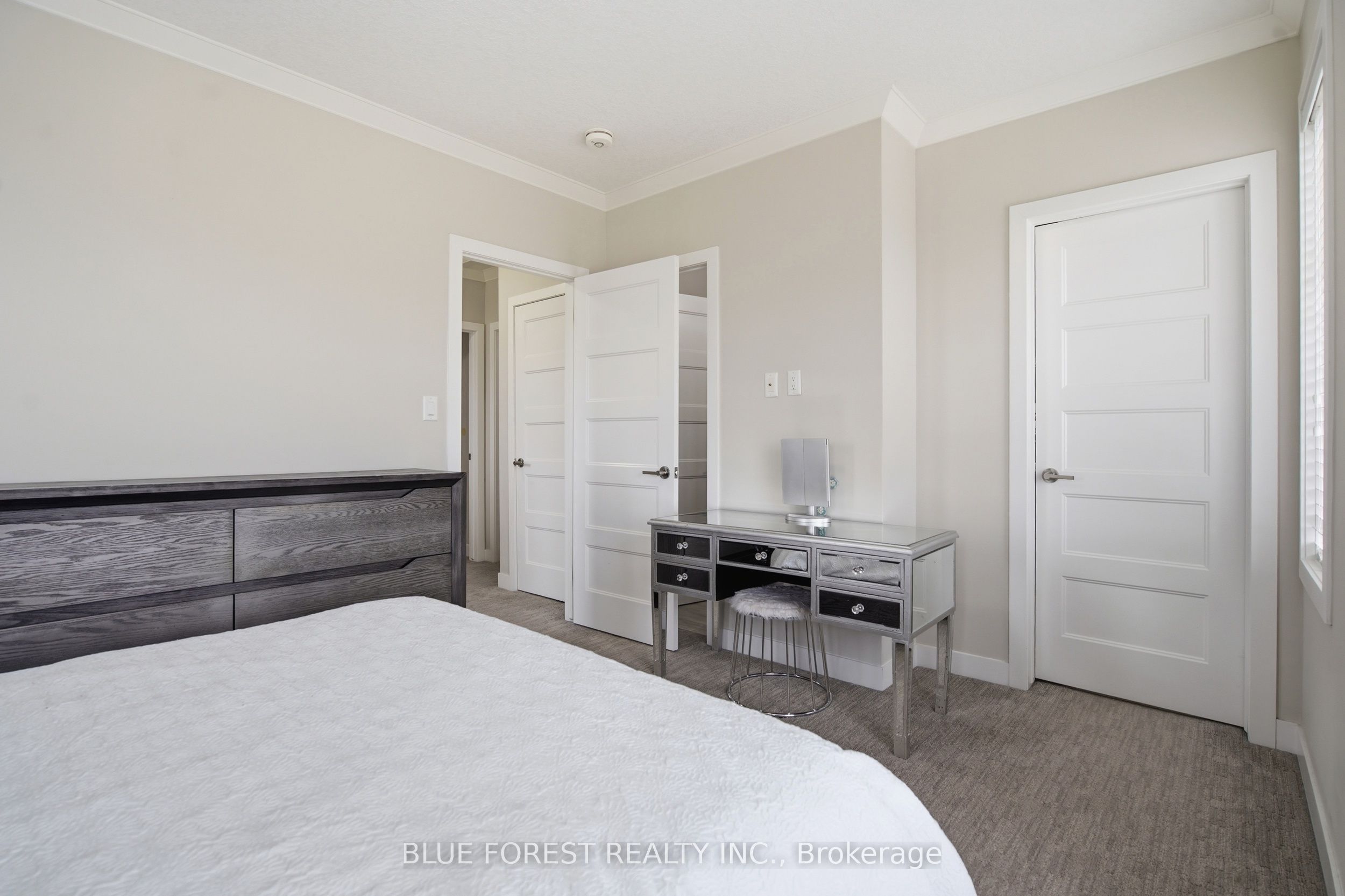 933 Sarnia Road Property Photo 29