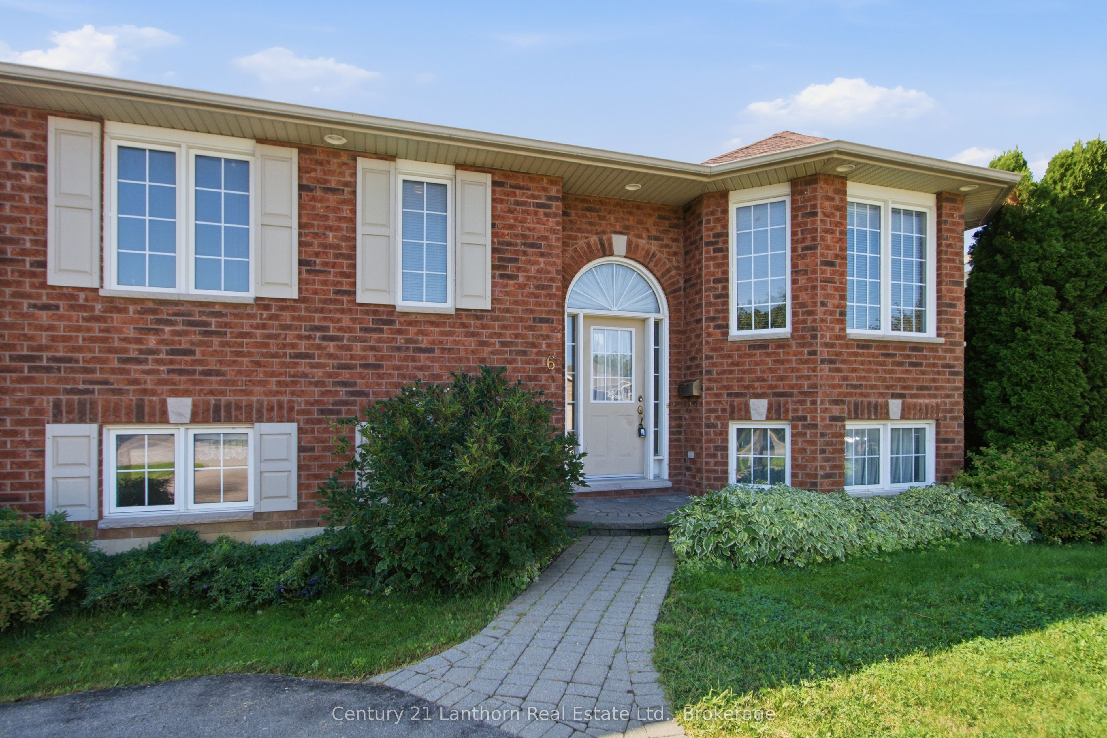 6 Chisholm Square Property Photo 4