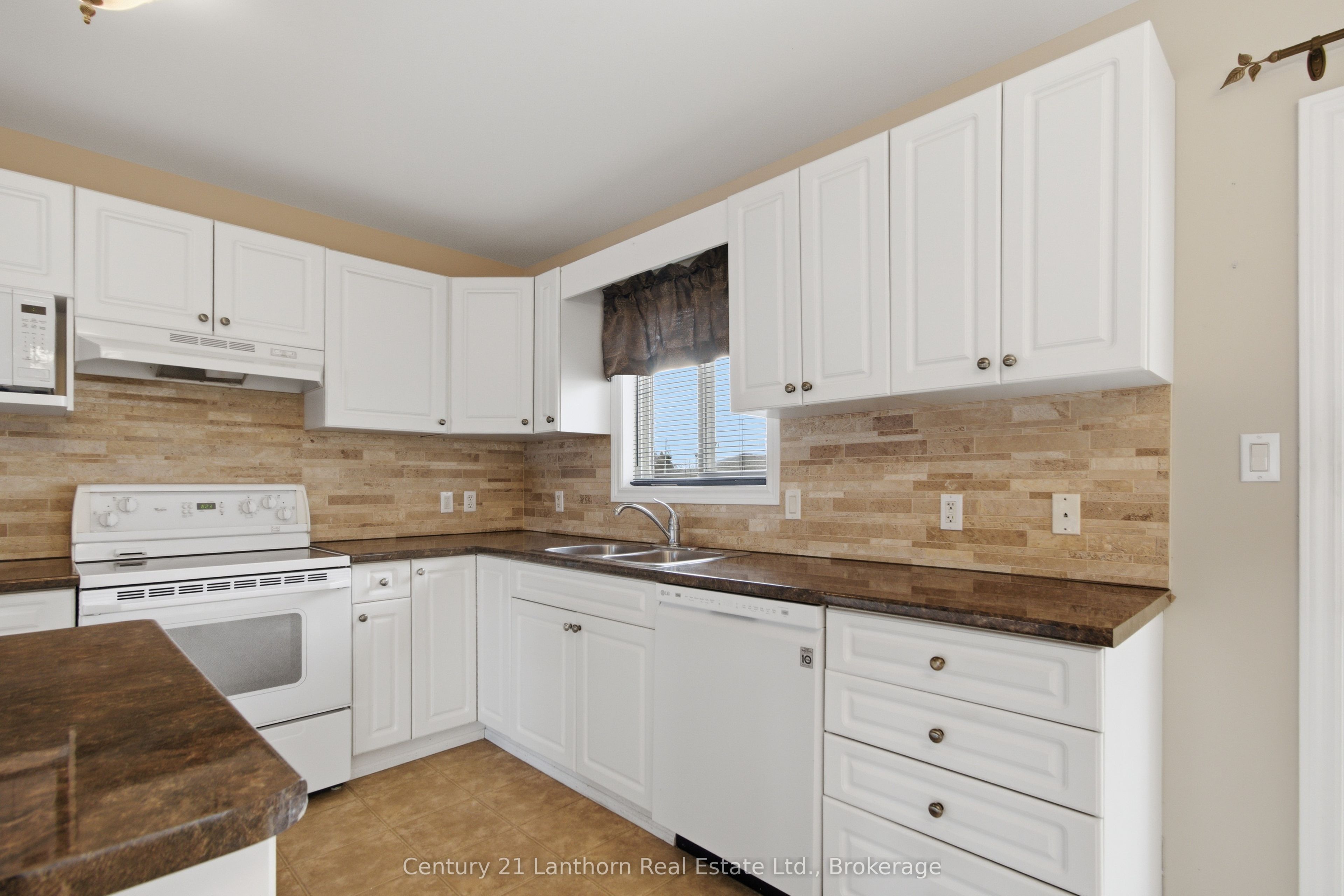 6 Chisholm Square Property Photo 8